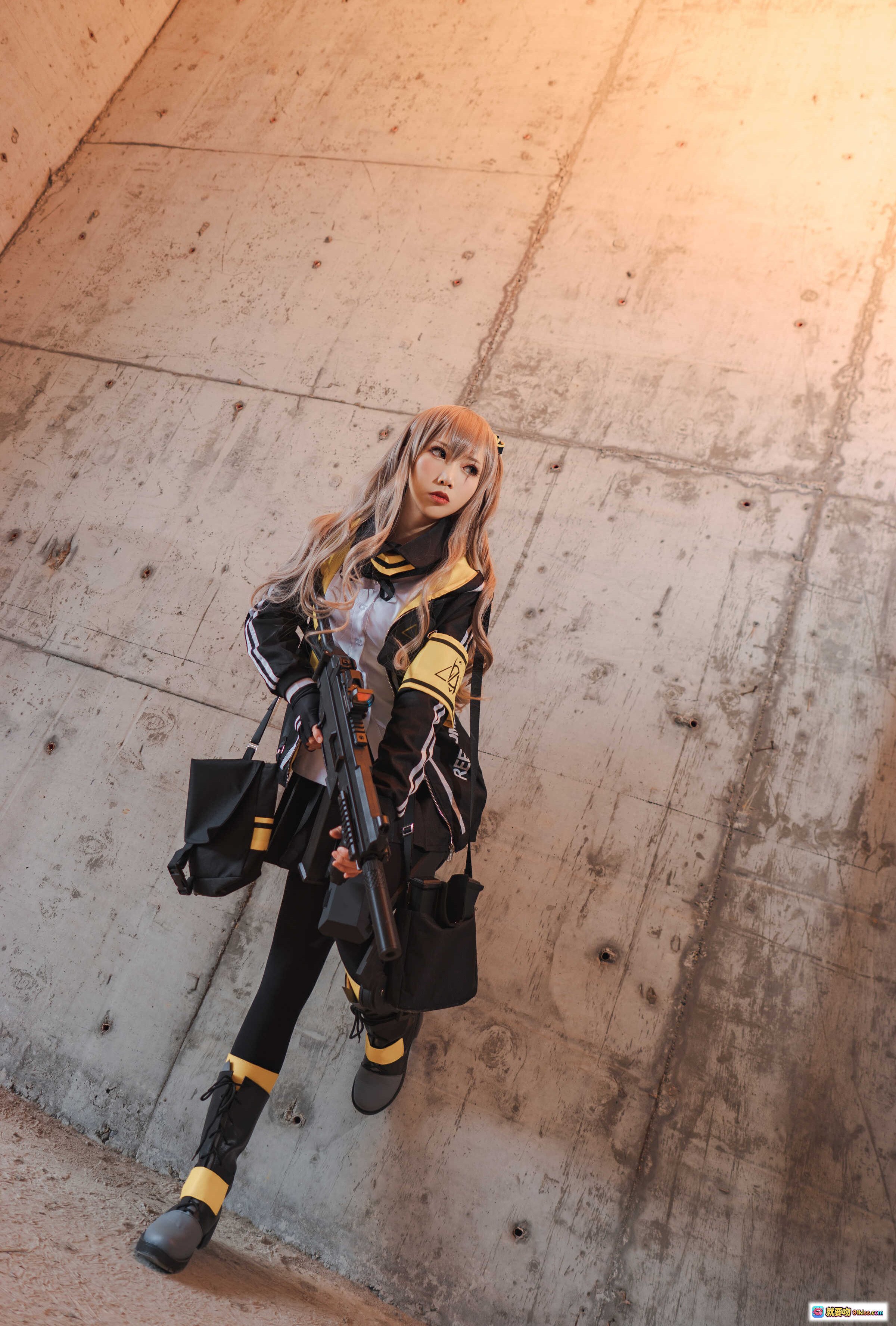 图片[9] - 面饼仙儿NO.048 UMP45 cosplay写真 | 黑黄夹克白衬衫战术风 | 长发持枪酷飒造型 | 26P高清图集 - 就要吻