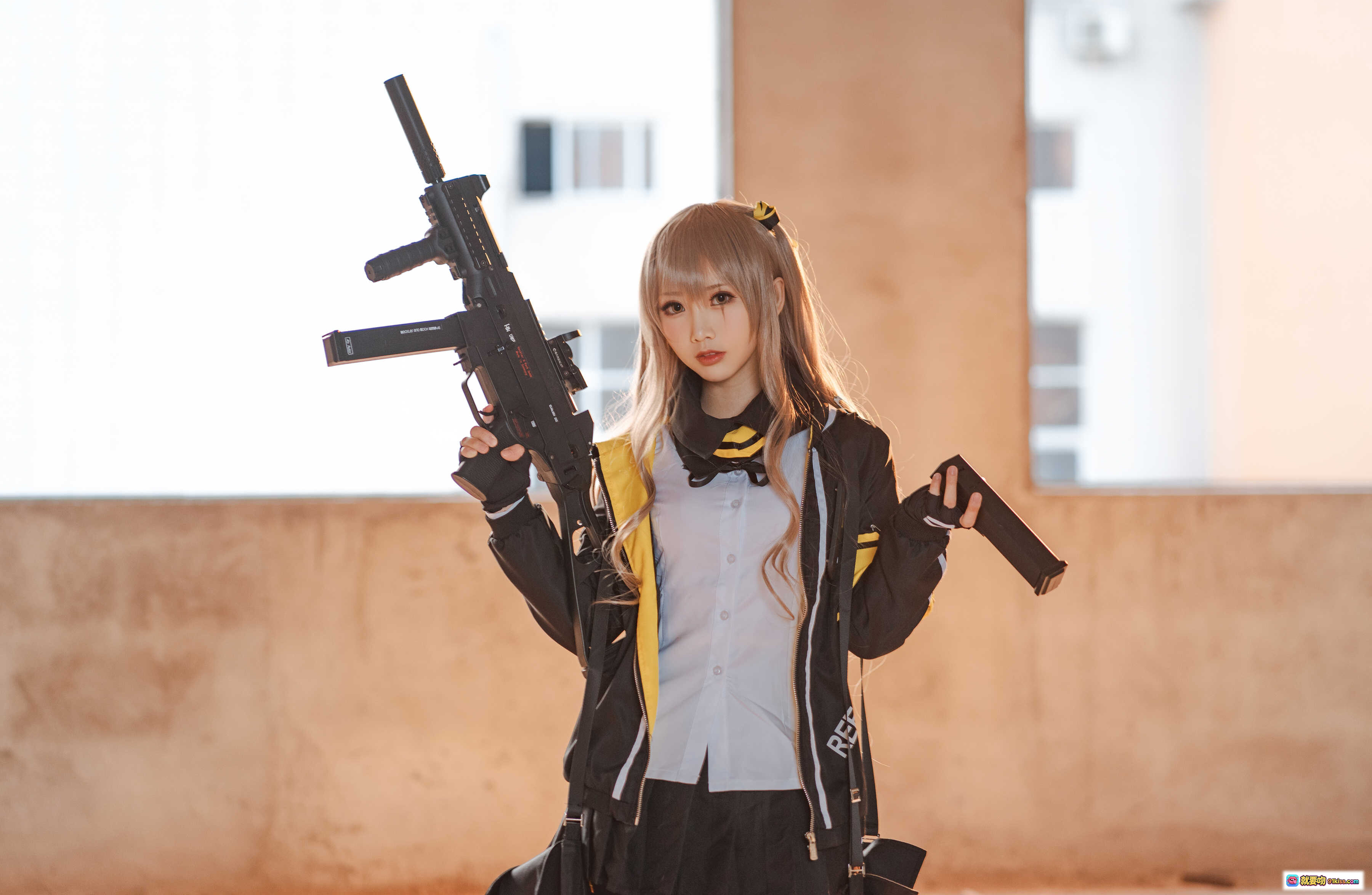 图片[2] - 面饼仙儿NO.048 UMP45 cosplay写真 | 黑黄夹克白衬衫战术风 | 长发持枪酷飒造型 | 26P高清图集 - 就要吻