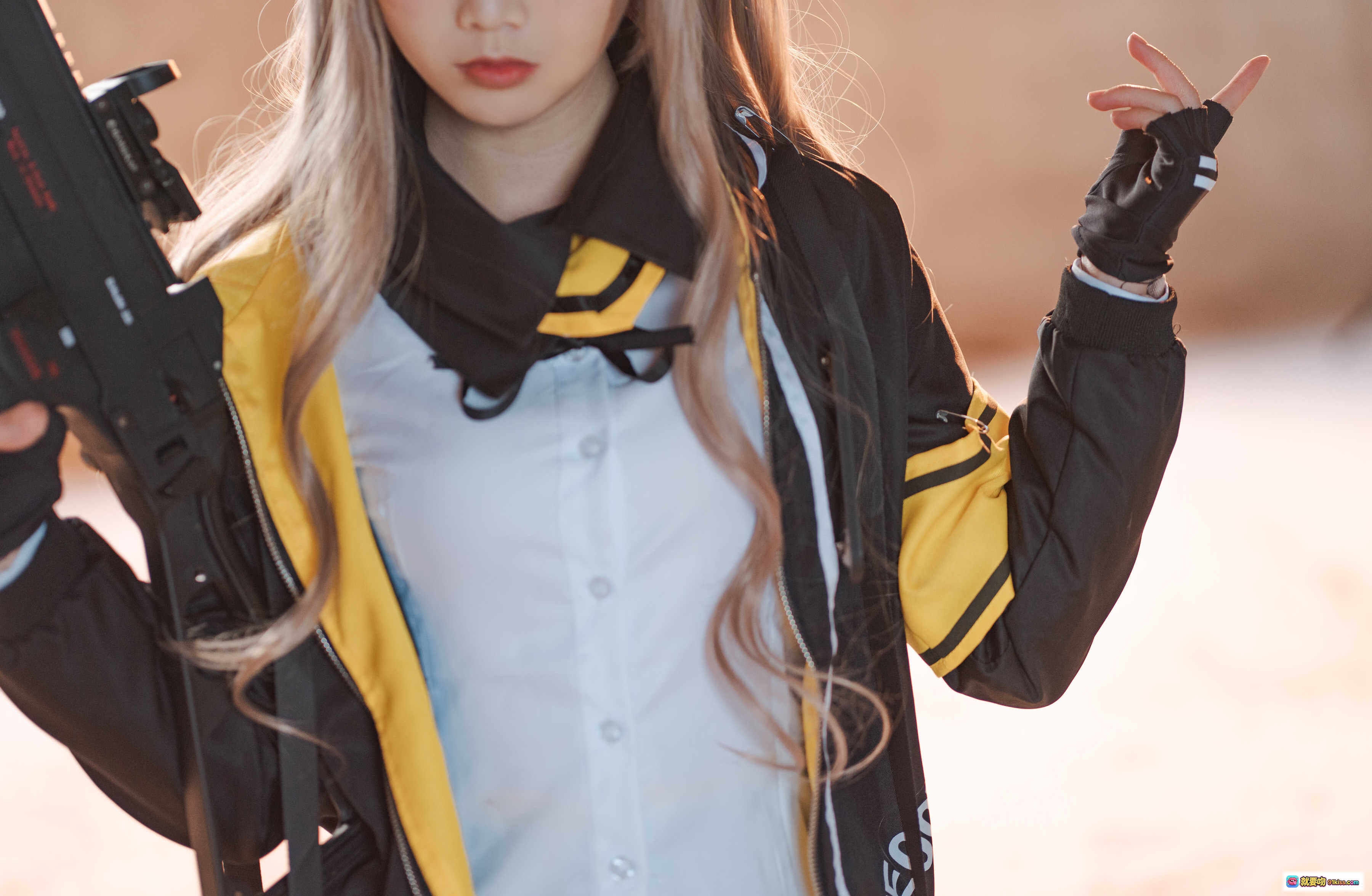 面饼仙儿NO.048 UMP45 cosplay写真 | 黑黄夹克白衬衫战术风 | 长发持枪酷飒造型 | 26P高清图集 - 就要吻