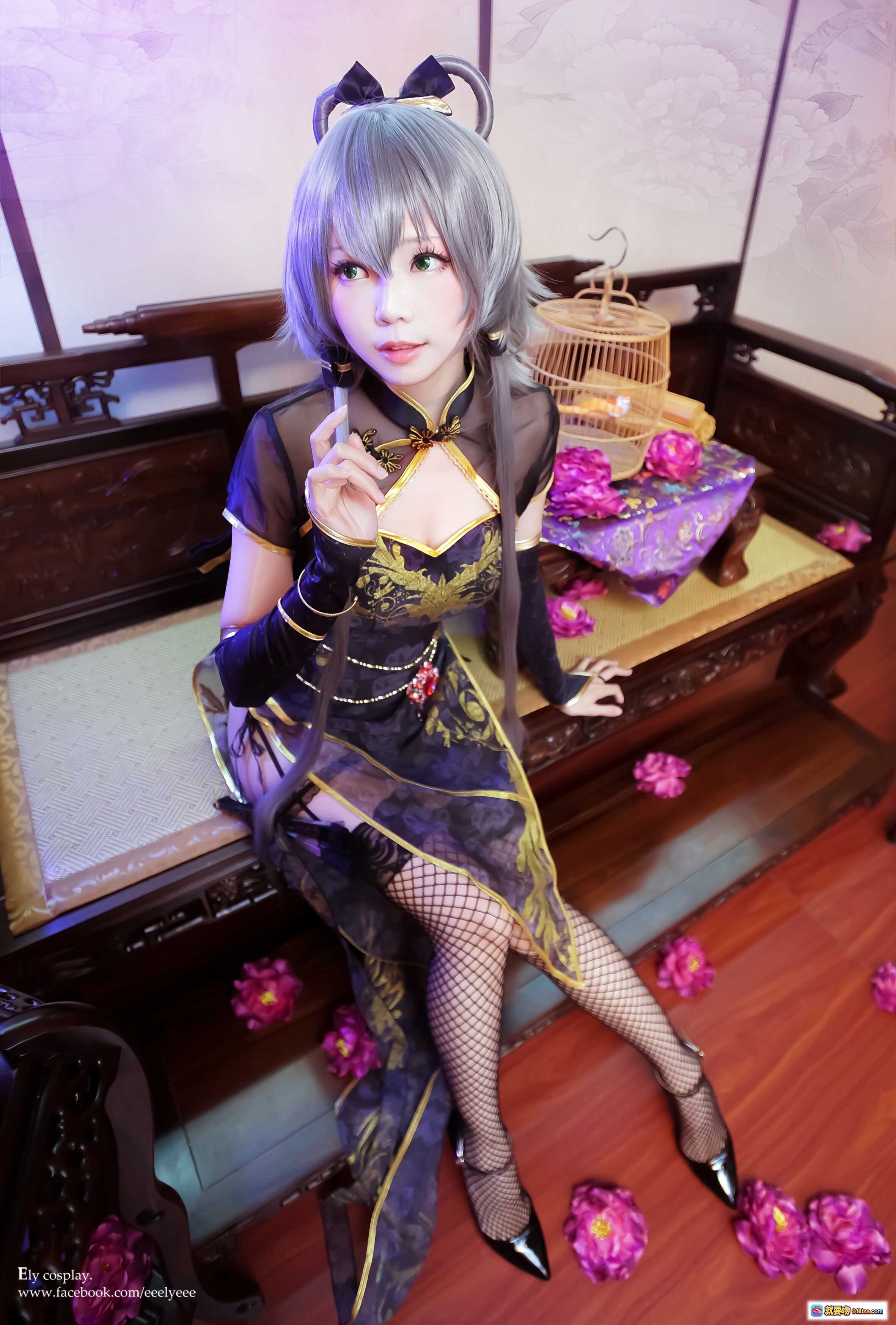 图片[10] - ElyEE子NO.055古风Cosplay写真｜黑金刺绣旗袍+网袜高跟+紫花古典场景+精致发饰+鸟笼布景 - 就要吻