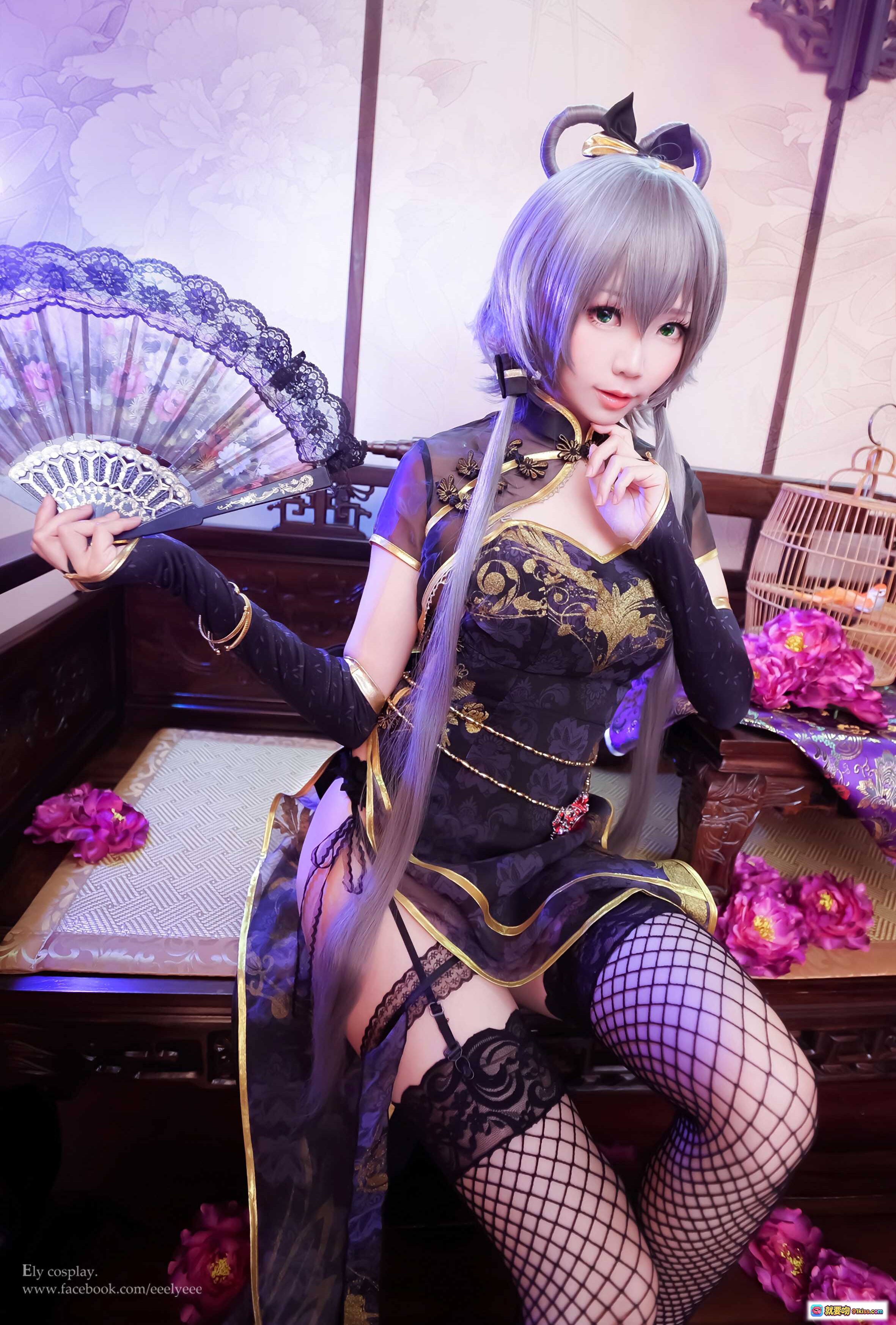 图片[3] - ElyEE子NO.055古风Cosplay写真｜黑金刺绣旗袍+网袜高跟+紫花古典场景+精致发饰+鸟笼布景 - 就要吻