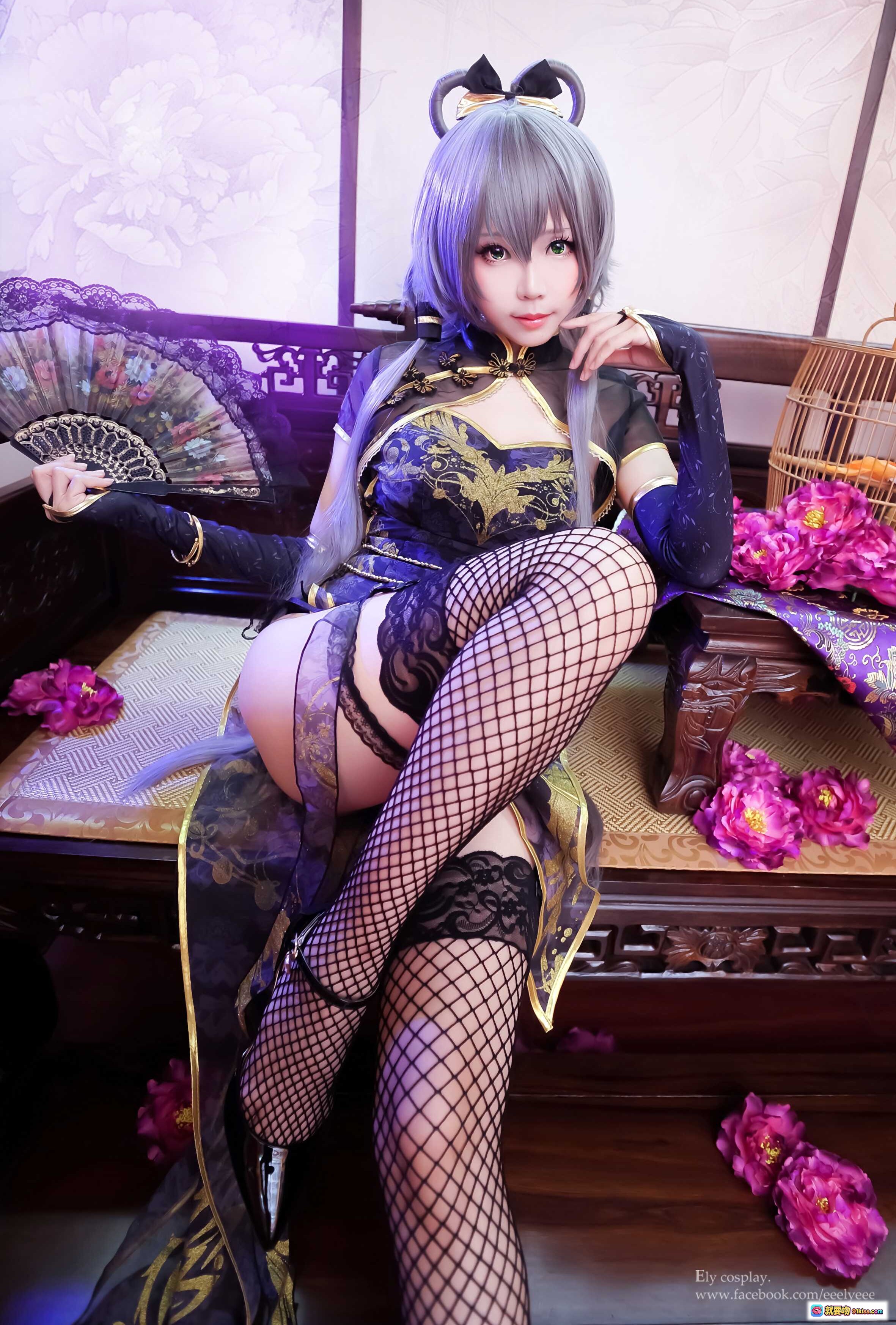 图片[8] - ElyEE子NO.055古风Cosplay写真｜黑金刺绣旗袍+网袜高跟+紫花古典场景+精致发饰+鸟笼布景 - 就要吻