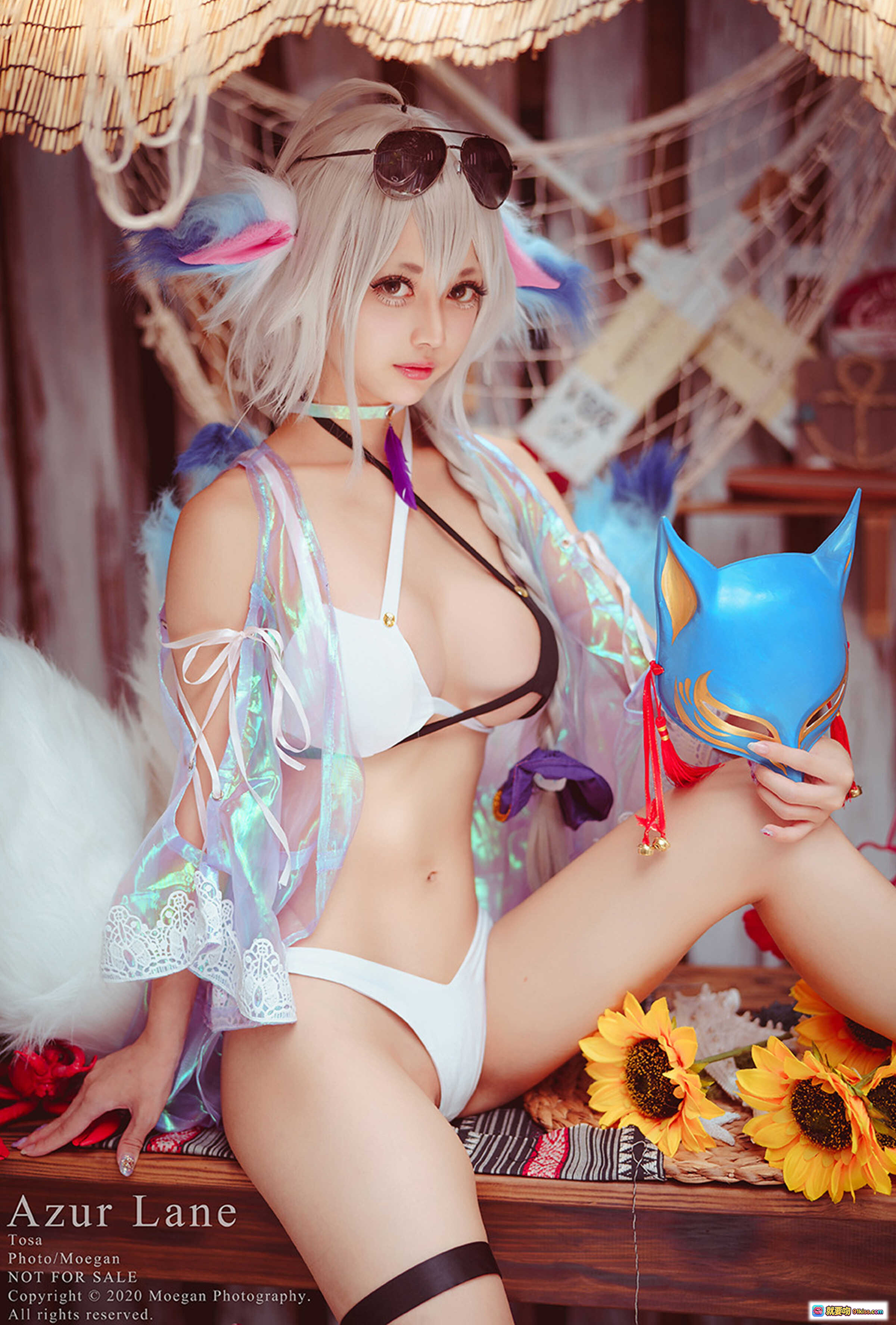 图片[1] - 土佐皮肤鸣子小夏cosplay写真 | Azur Lane角色扮演 | 白发猫耳泳装造型 | 蓝色狐狸面具手持 | 夏日沙滩风摄影 | Moegan摄影出品 - 就要吻