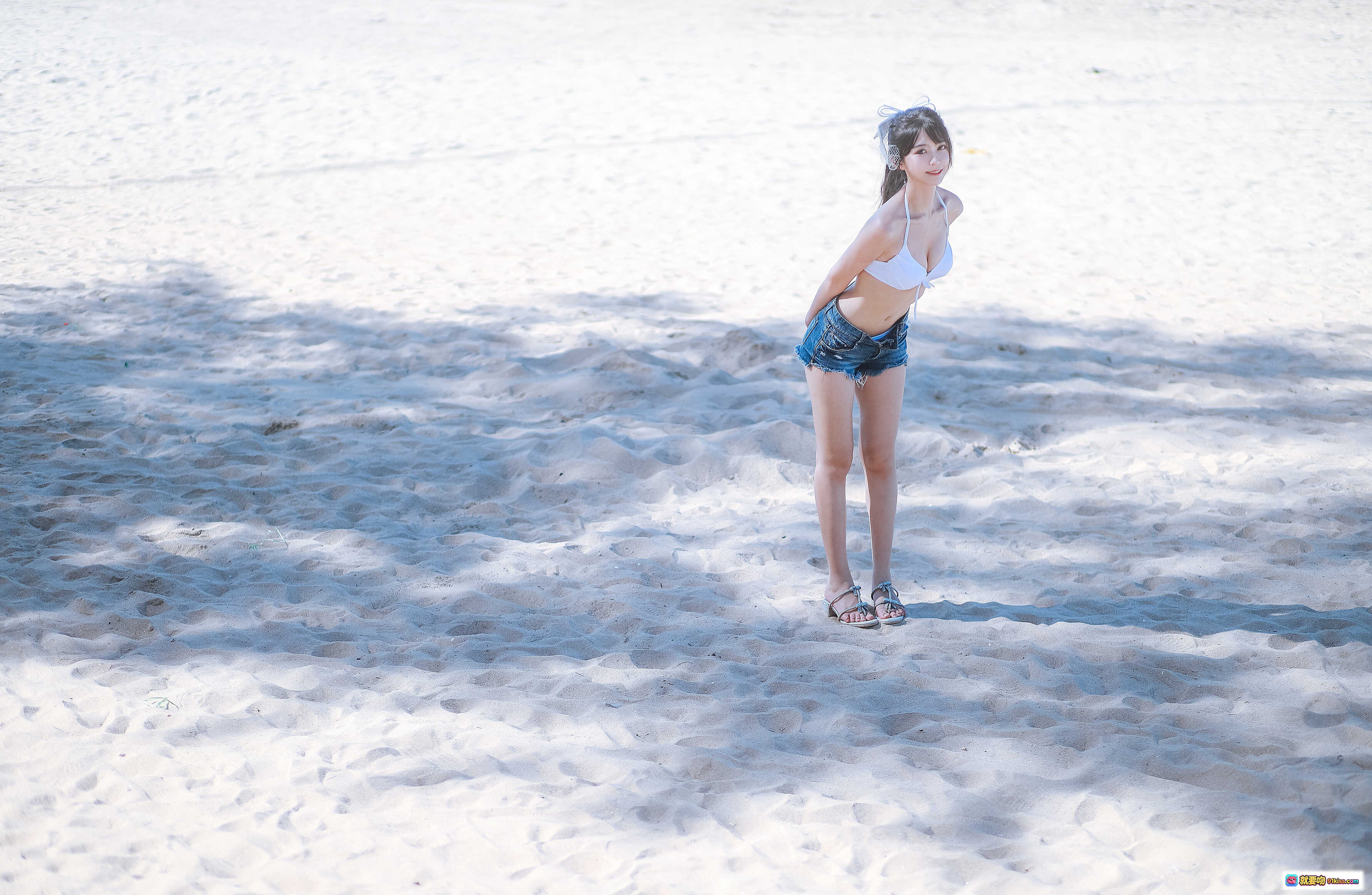 鳗鱼霏儿NO.083海边写真 | 白色比基尼+牛仔短裤沙滩美拍 | 46P高清图集 - 就要吻