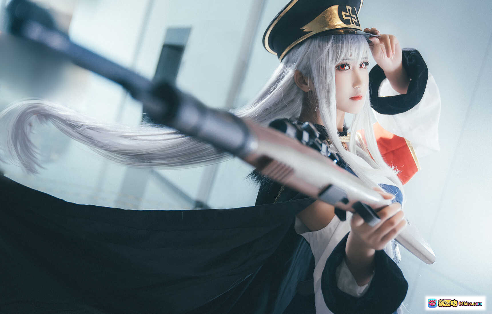 少女前线三度_69 NO.030 Cosplay 白发军帽持枪造型 精致还原角色魅力 9P高清图集 - 就要吻