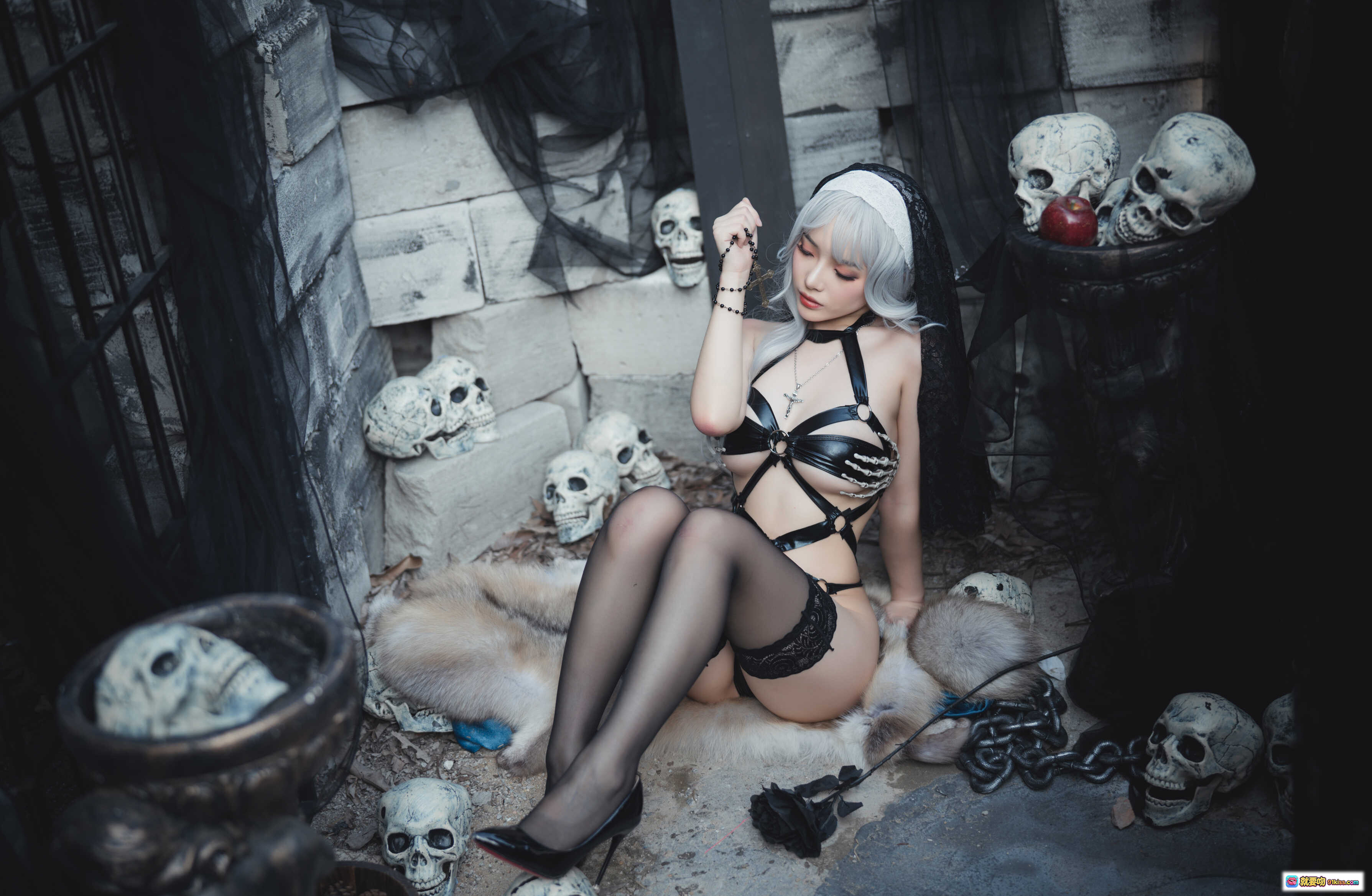 暗黑修女写真雯妹不讲道理NO.059 电子版28P 419MB 哥特风黑丝骷髅场景性感诱惑 - 就要吻