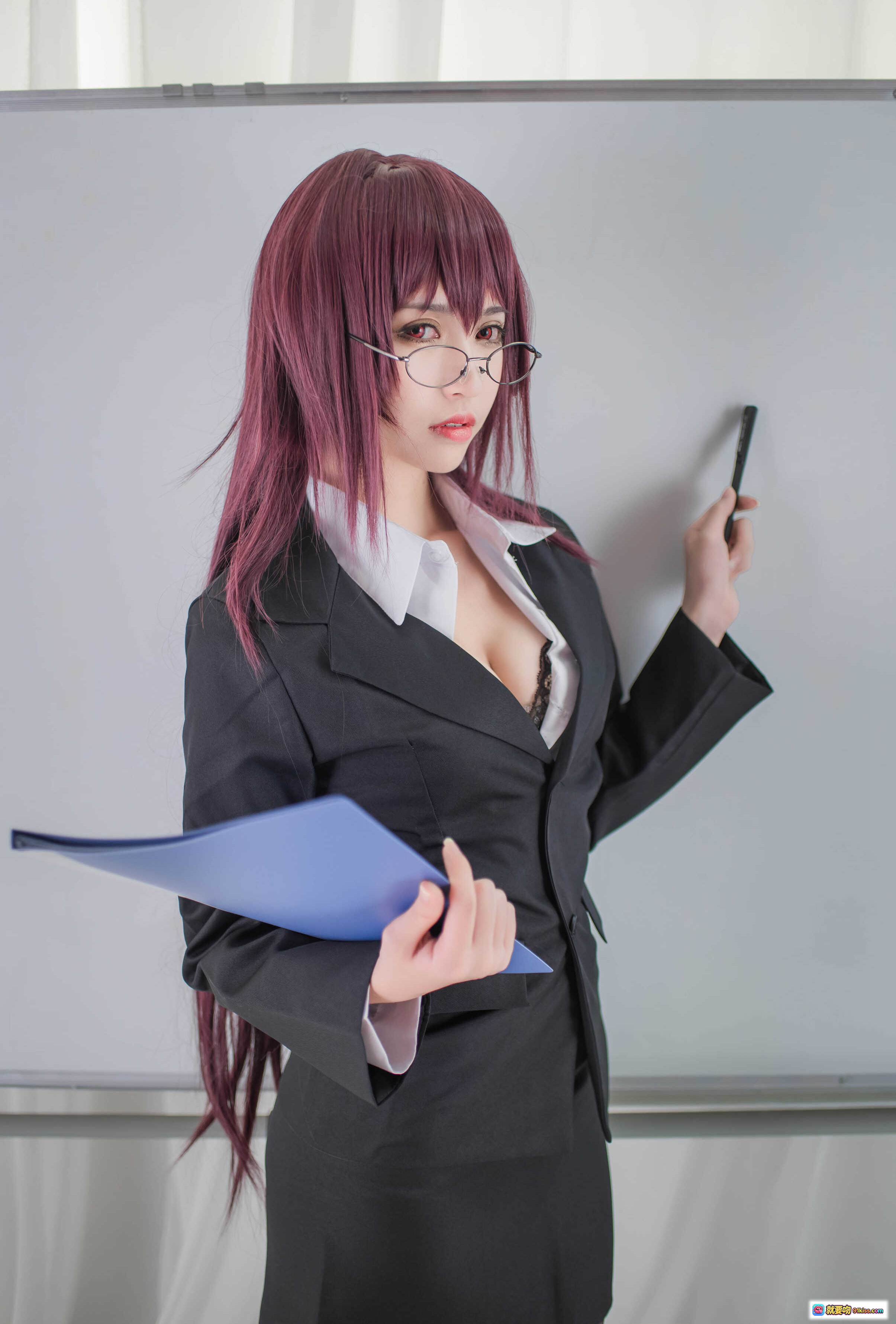 鳗鱼霏儿COS斯卡哈教师造型 紫发眼镜黑西装白衬衫 持笔拿文件板前写真 18P高清图集 - 就要吻