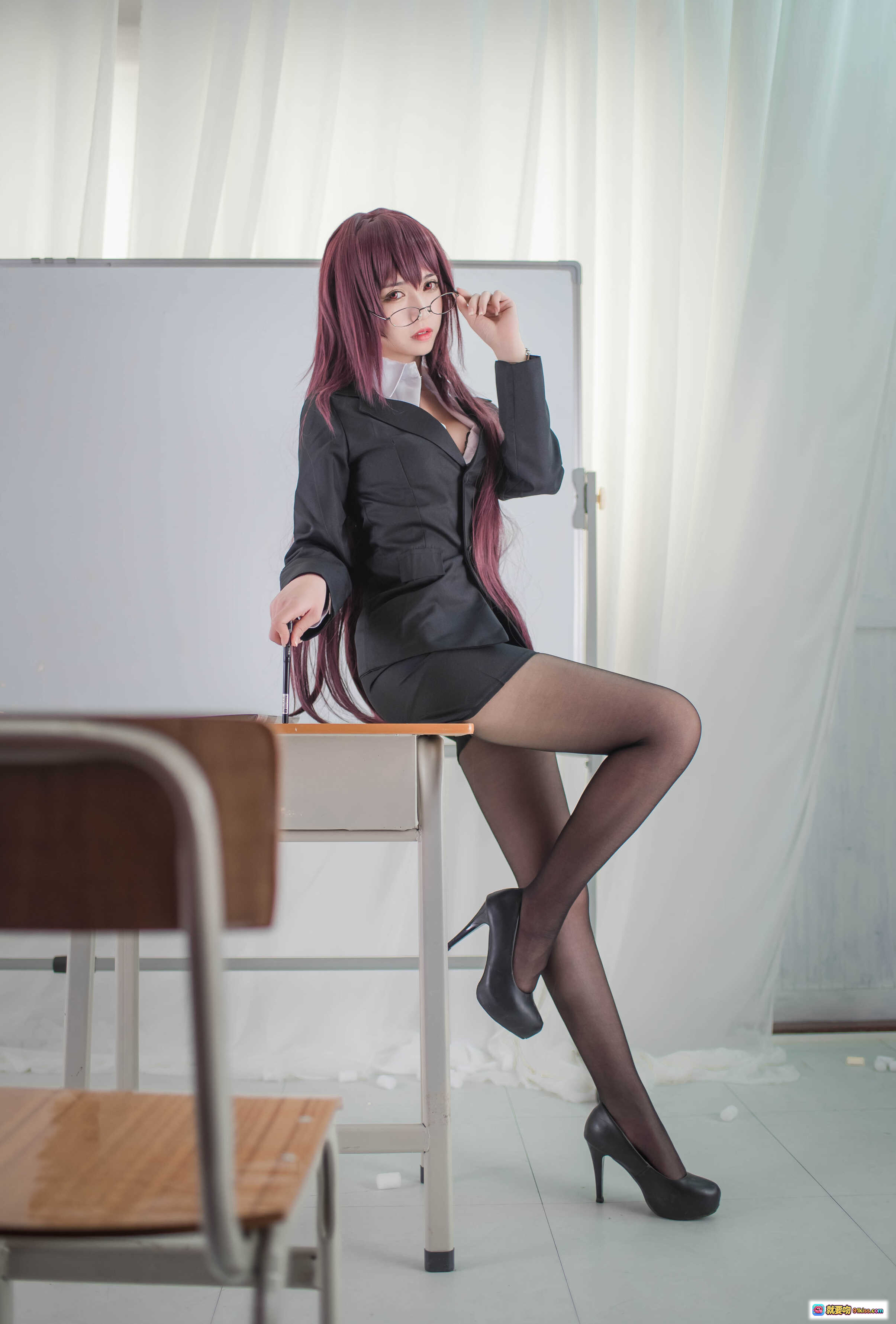 图片[4] - 鳗鱼霏儿COS斯卡哈教师造型 紫发眼镜黑西装白衬衫 持笔拿文件板前写真 18P高清图集 - 就要吻