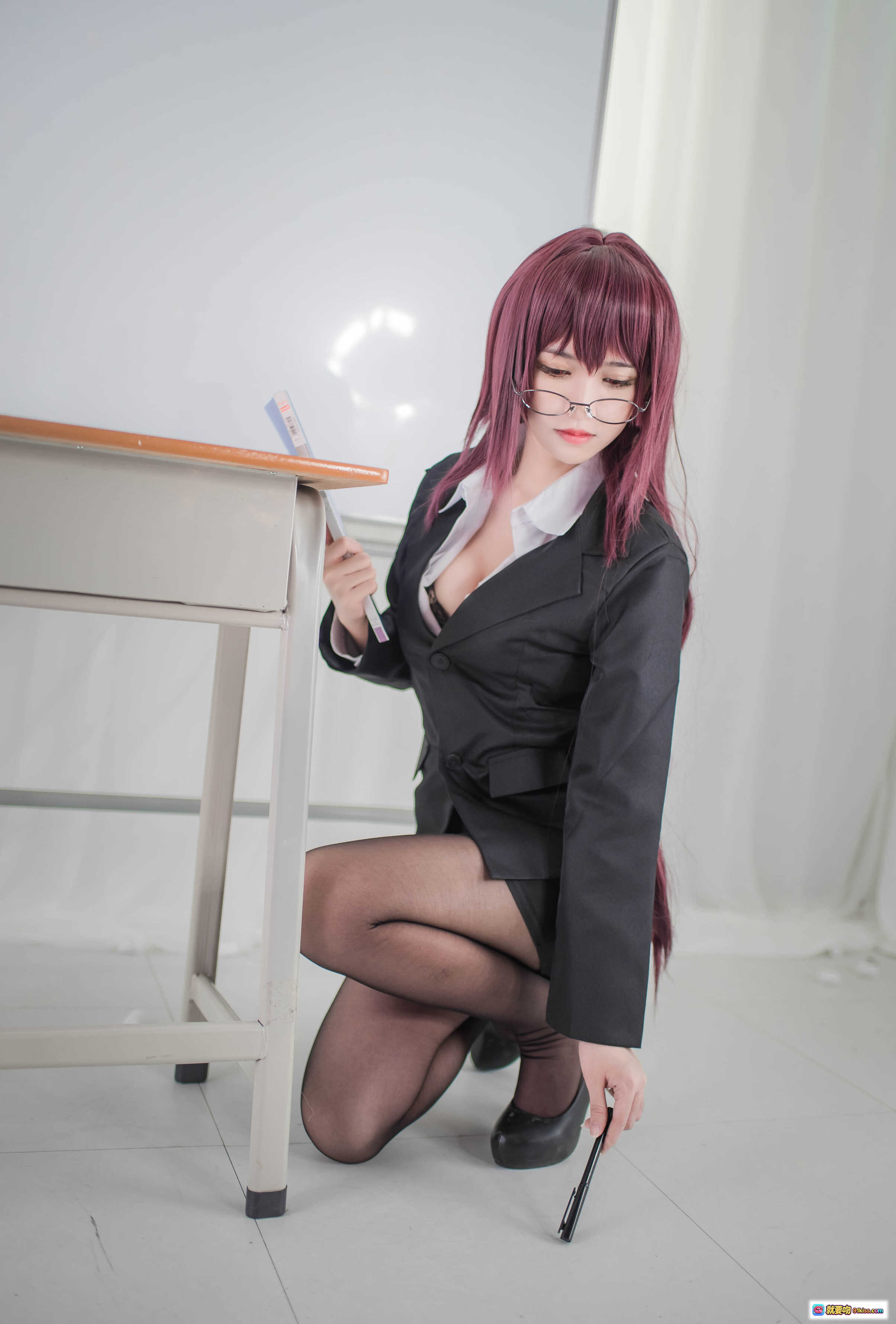 图片[5] - 鳗鱼霏儿COS斯卡哈教师造型 紫发眼镜黑西装白衬衫 持笔拿文件板前写真 18P高清图集 - 就要吻