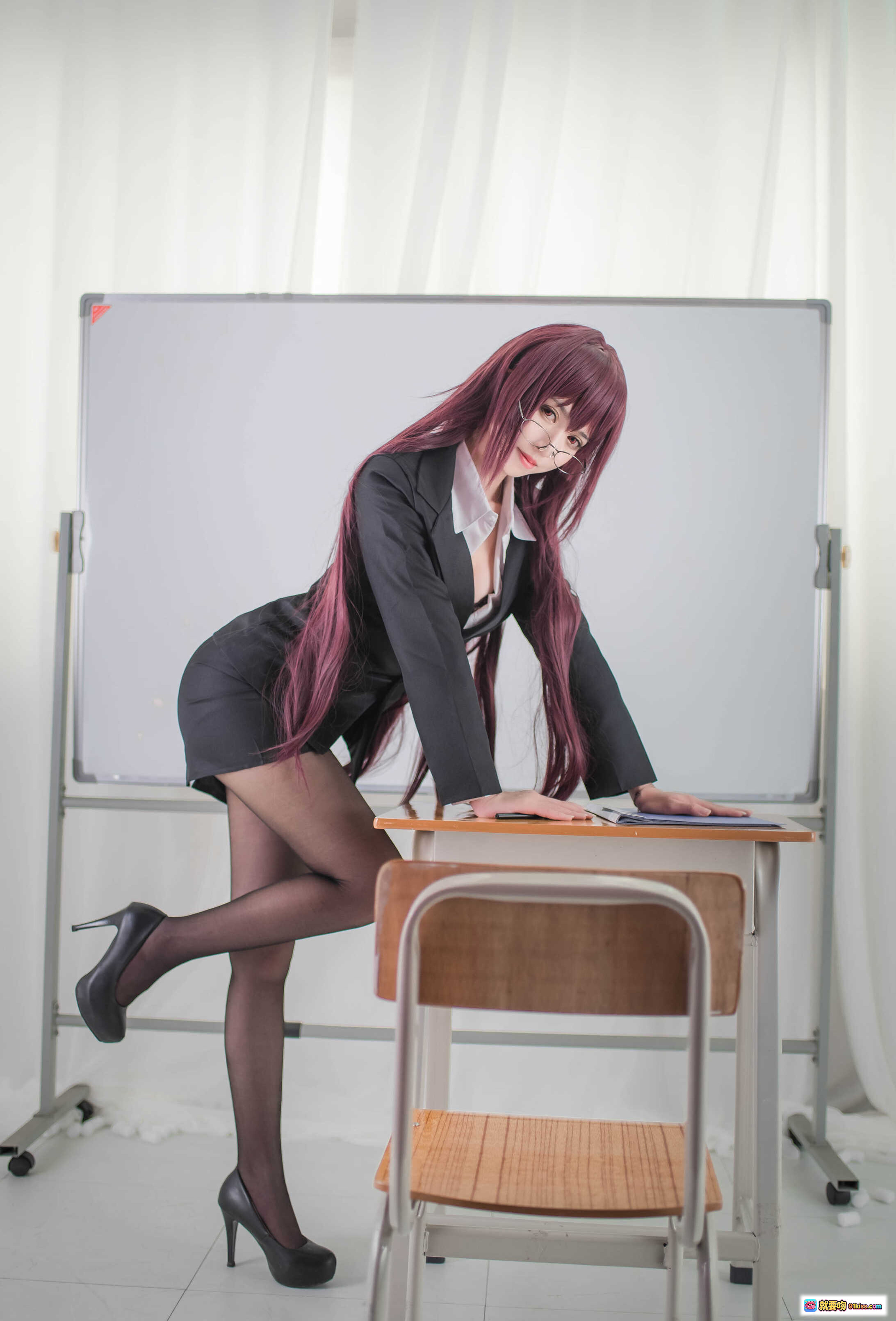 图片[6] - 鳗鱼霏儿COS斯卡哈教师造型 紫发眼镜黑西装白衬衫 持笔拿文件板前写真 18P高清图集 - 就要吻