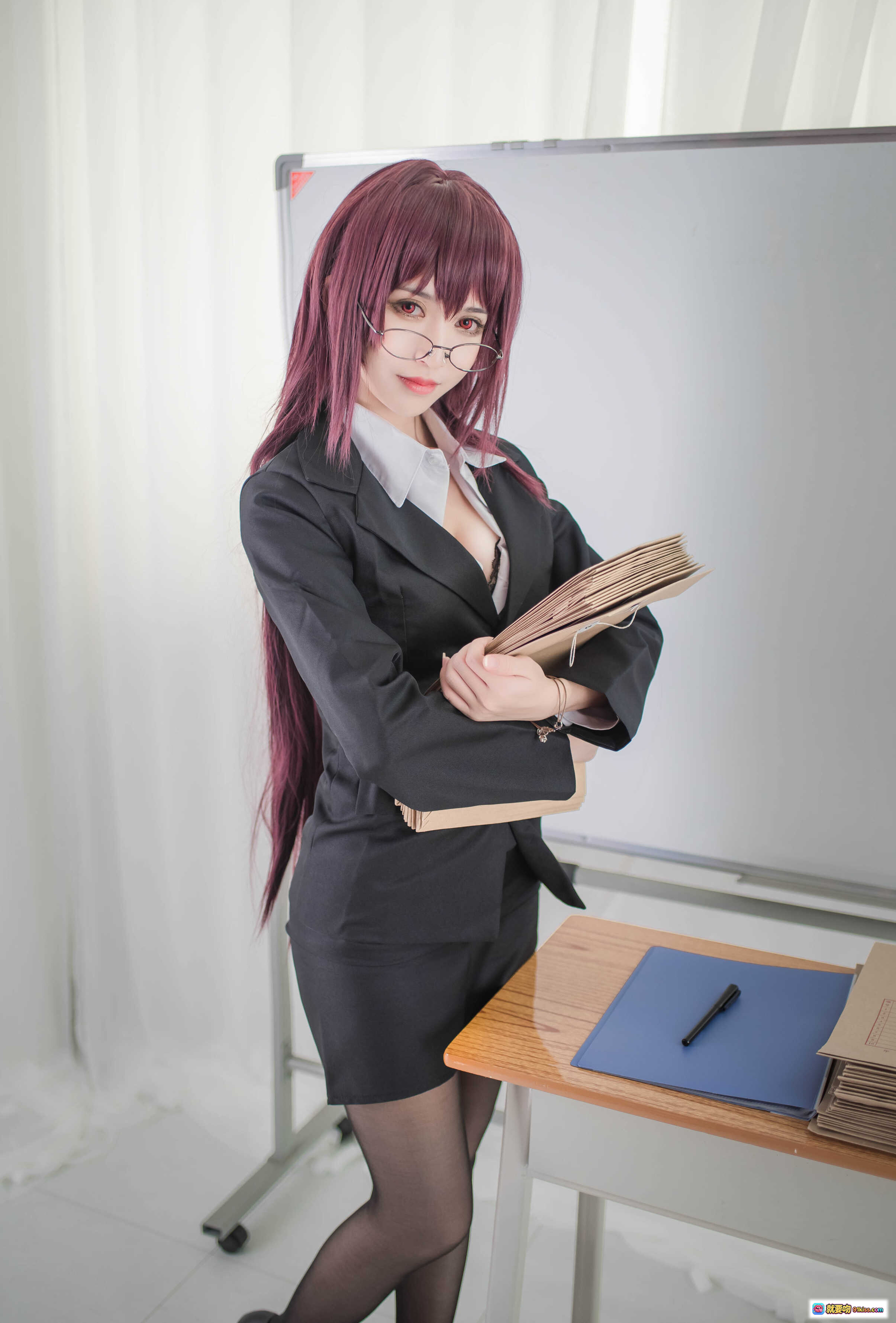 图片[8] - 鳗鱼霏儿COS斯卡哈教师造型 紫发眼镜黑西装白衬衫 持笔拿文件板前写真 18P高清图集 - 就要吻