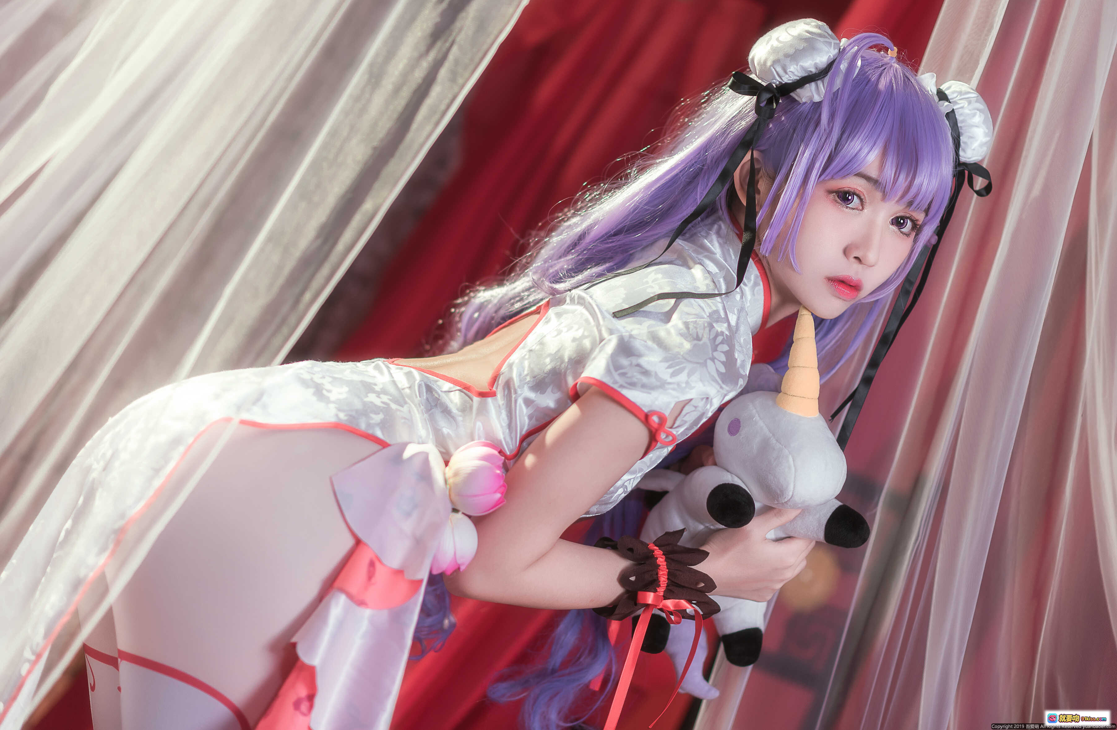图片[4] - 鳗鱼霏儿NO.014碧蓝华裳独角兽cosplay写真 紫发少女红白旗袍白丝美腿高跟鞋梦幻纱幔场景 - 就要吻