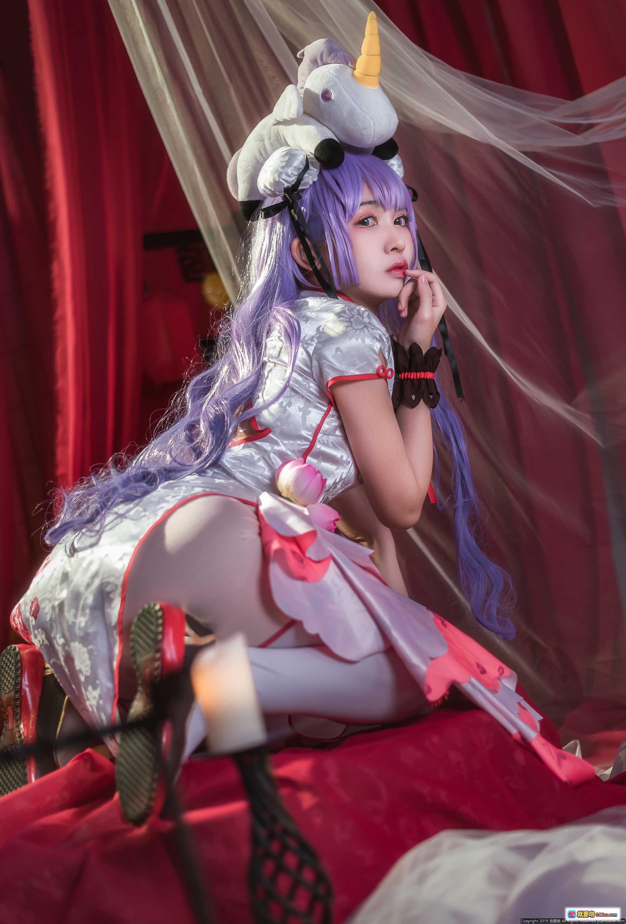 图片[7] - 鳗鱼霏儿NO.014碧蓝华裳独角兽cosplay写真 紫发少女红白旗袍白丝美腿高跟鞋梦幻纱幔场景 - 就要吻