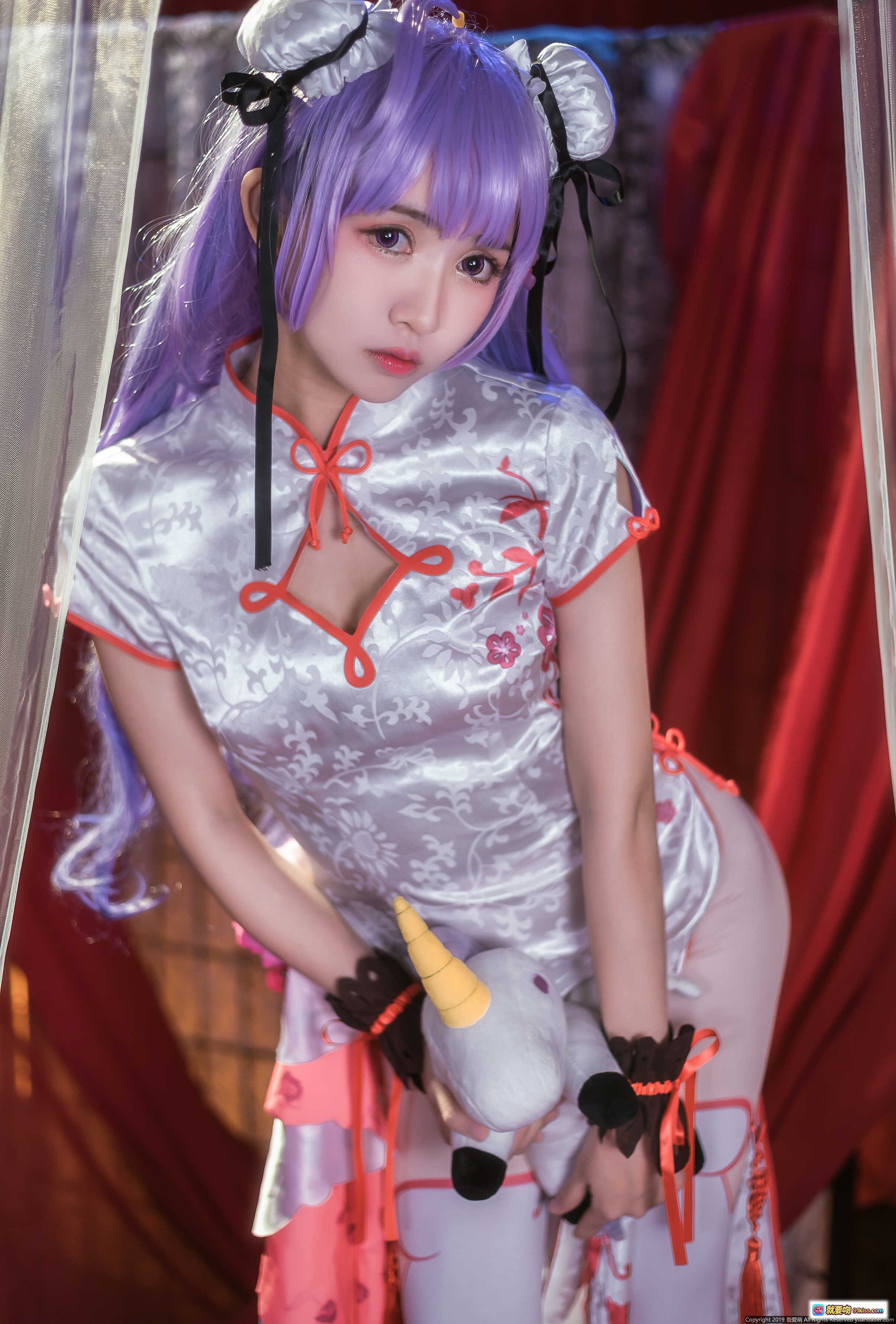 图片[9] - 鳗鱼霏儿NO.014碧蓝华裳独角兽cosplay写真 紫发少女红白旗袍白丝美腿高跟鞋梦幻纱幔场景 - 就要吻