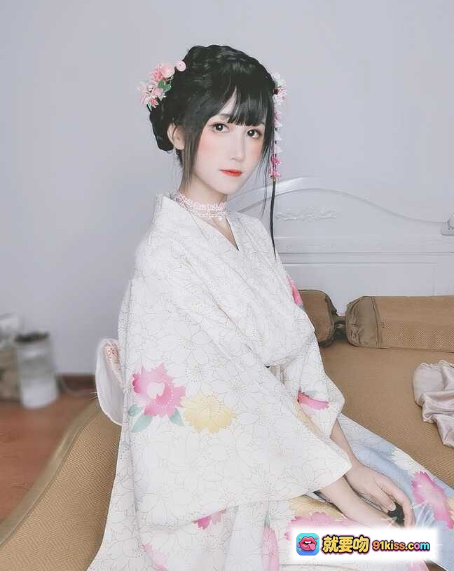 图片[1] - 三度_69 NO.067 赫多涅 和风少女写真｜白色花卉和服｜粉色发饰｜日系甜美风｜室内柔光拍摄｜40P高清图集 - 就要吻