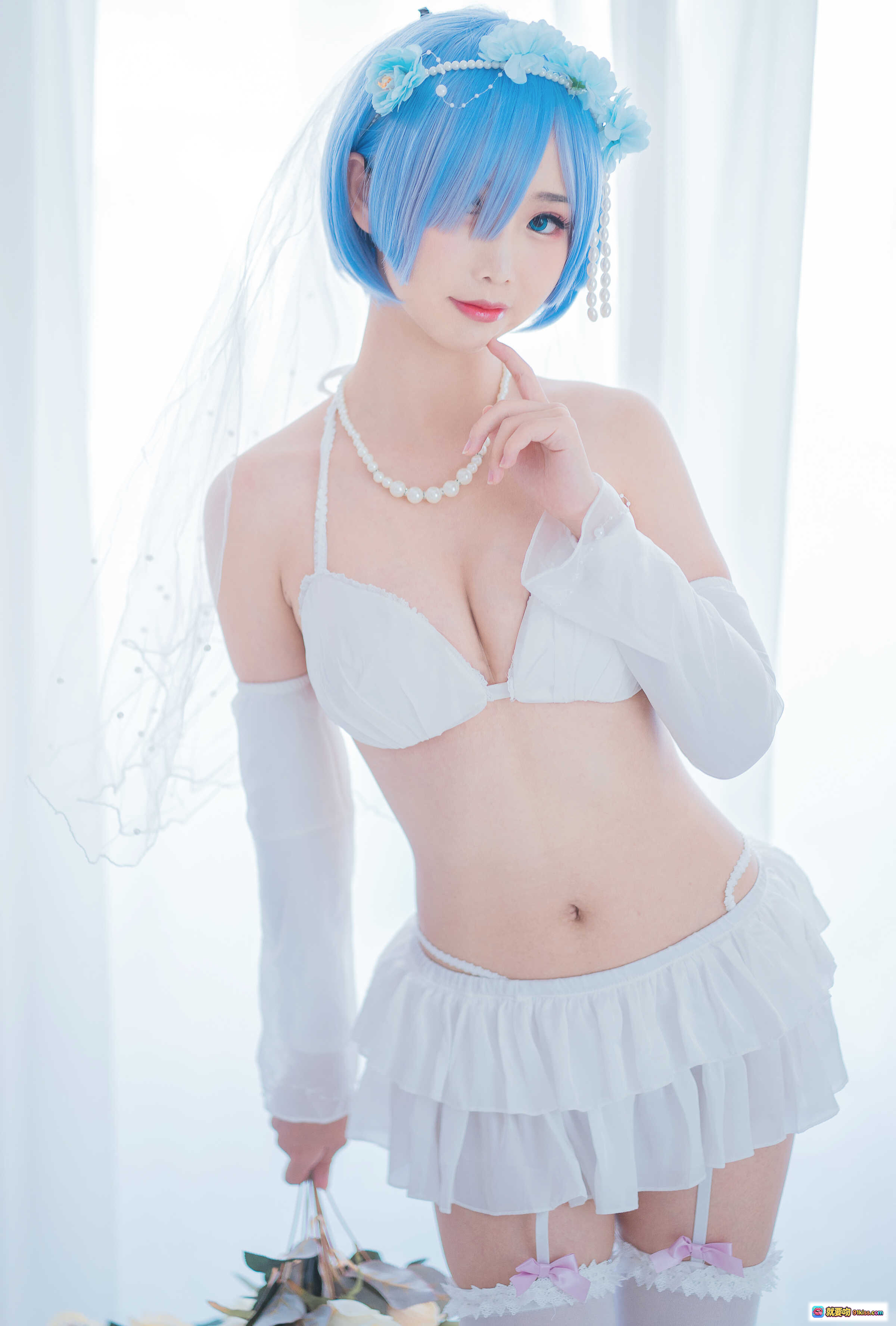 图片[6] - 面饼仙儿NO.044花嫁蕾姆cos写真｜蓝发新娘造型+白色蕾丝内衣+过膝袜+高跟鞋+花束道具+梦幻窗景拍摄 - 就要吻