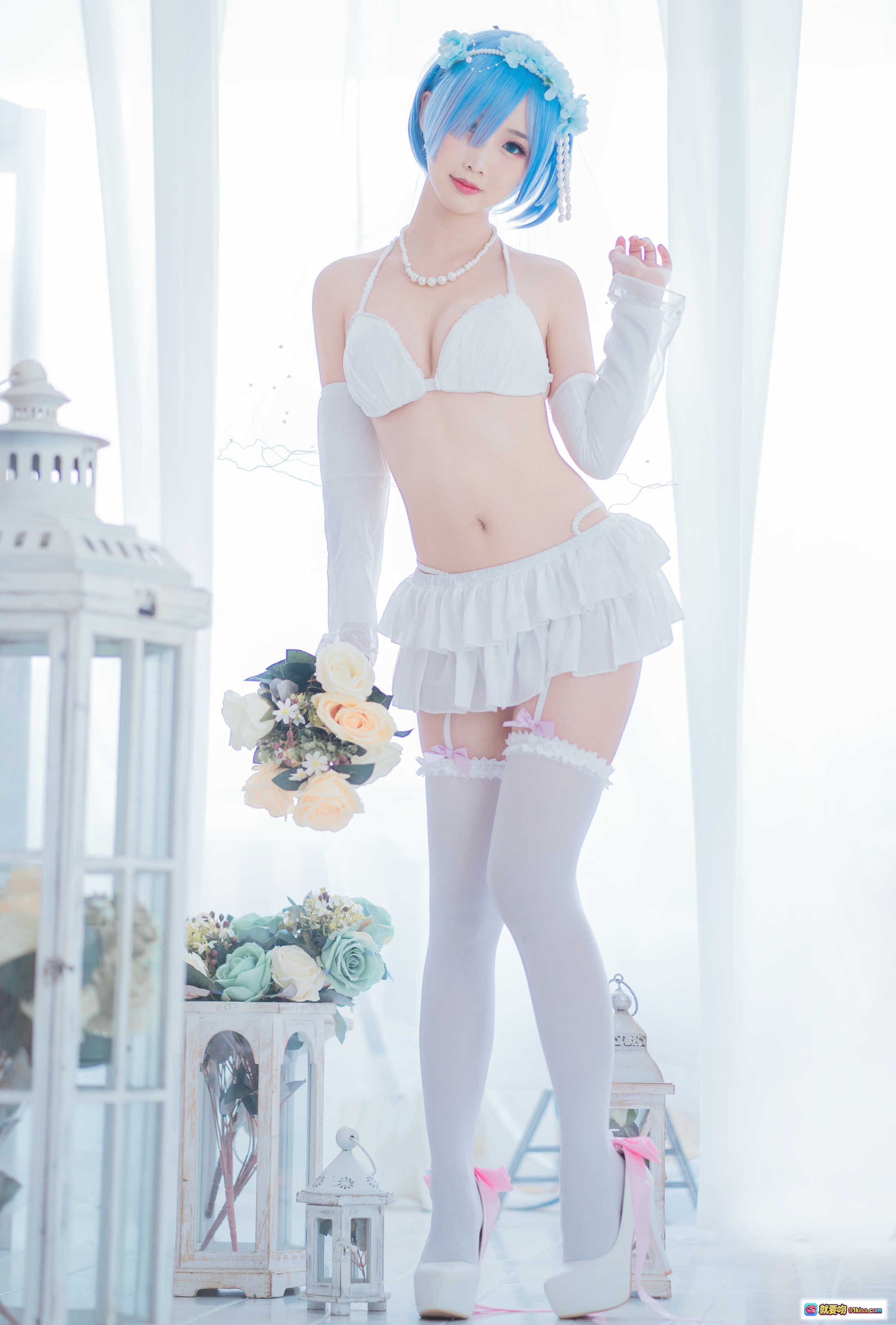 图片[5] - 面饼仙儿NO.044花嫁蕾姆cos写真｜蓝发新娘造型+白色蕾丝内衣+过膝袜+高跟鞋+花束道具+梦幻窗景拍摄 - 就要吻