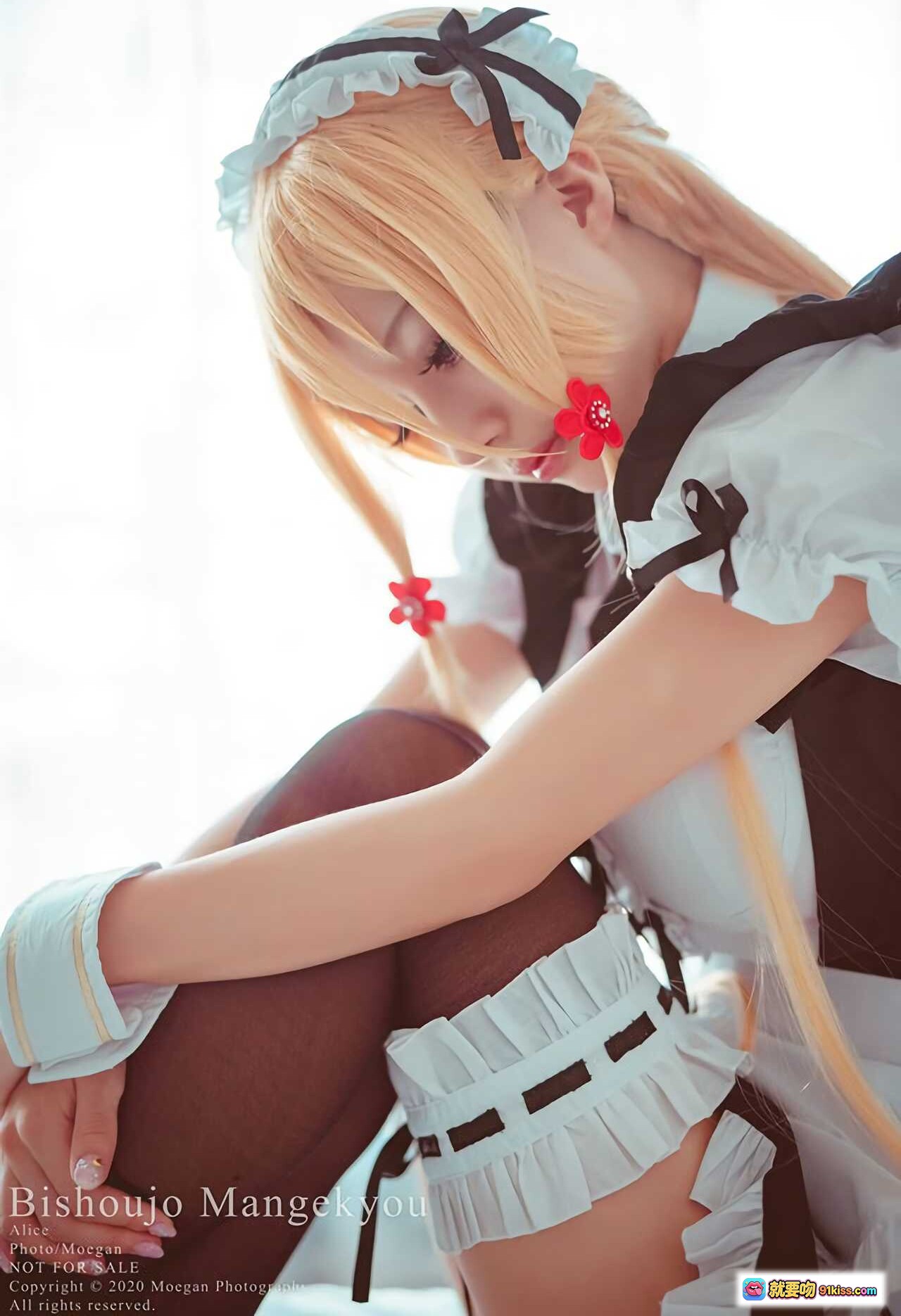 图片[9] - NO.037 美少女万華鏡 亜璃子 Cosplay写真｜女仆装金发少女｜精致妆容红花发饰｜床上诱惑姿势｜Bishoujo Manga Kyuu系列 - 就要吻