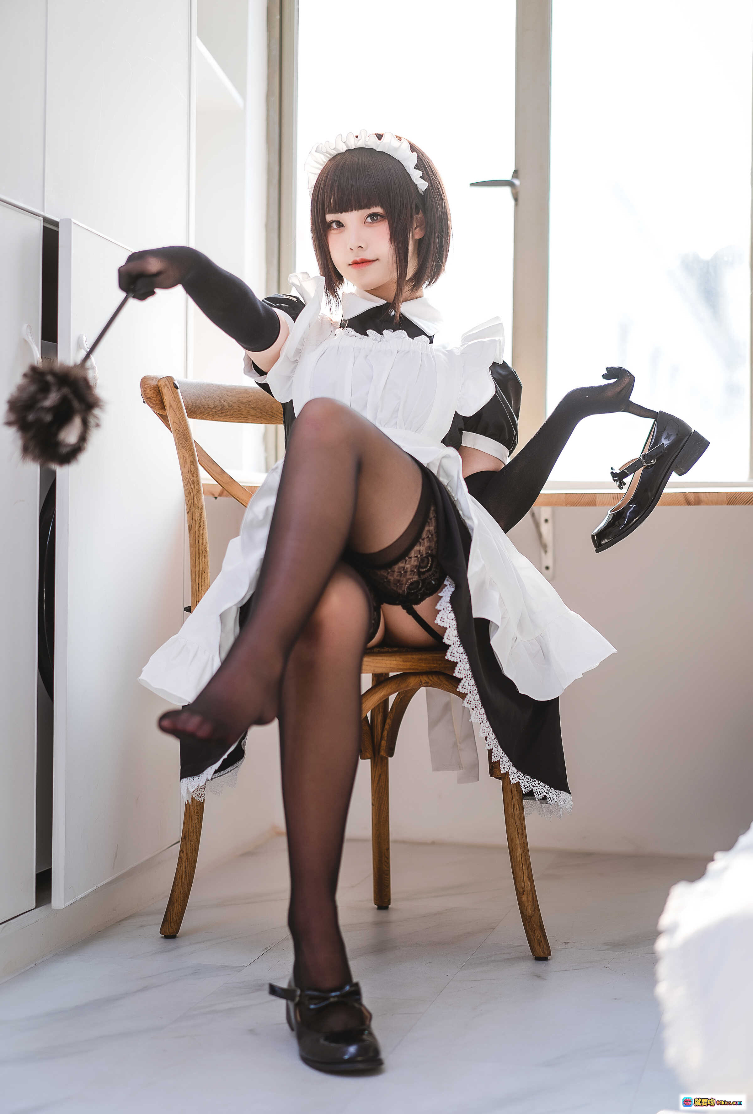 图片[6] - 蜜汁猫裘NO.059民宿女仆写真｜黑白色女仆装+蕾丝吊袜带+窗边逆光美拍｜50P高清图集 - 就要吻