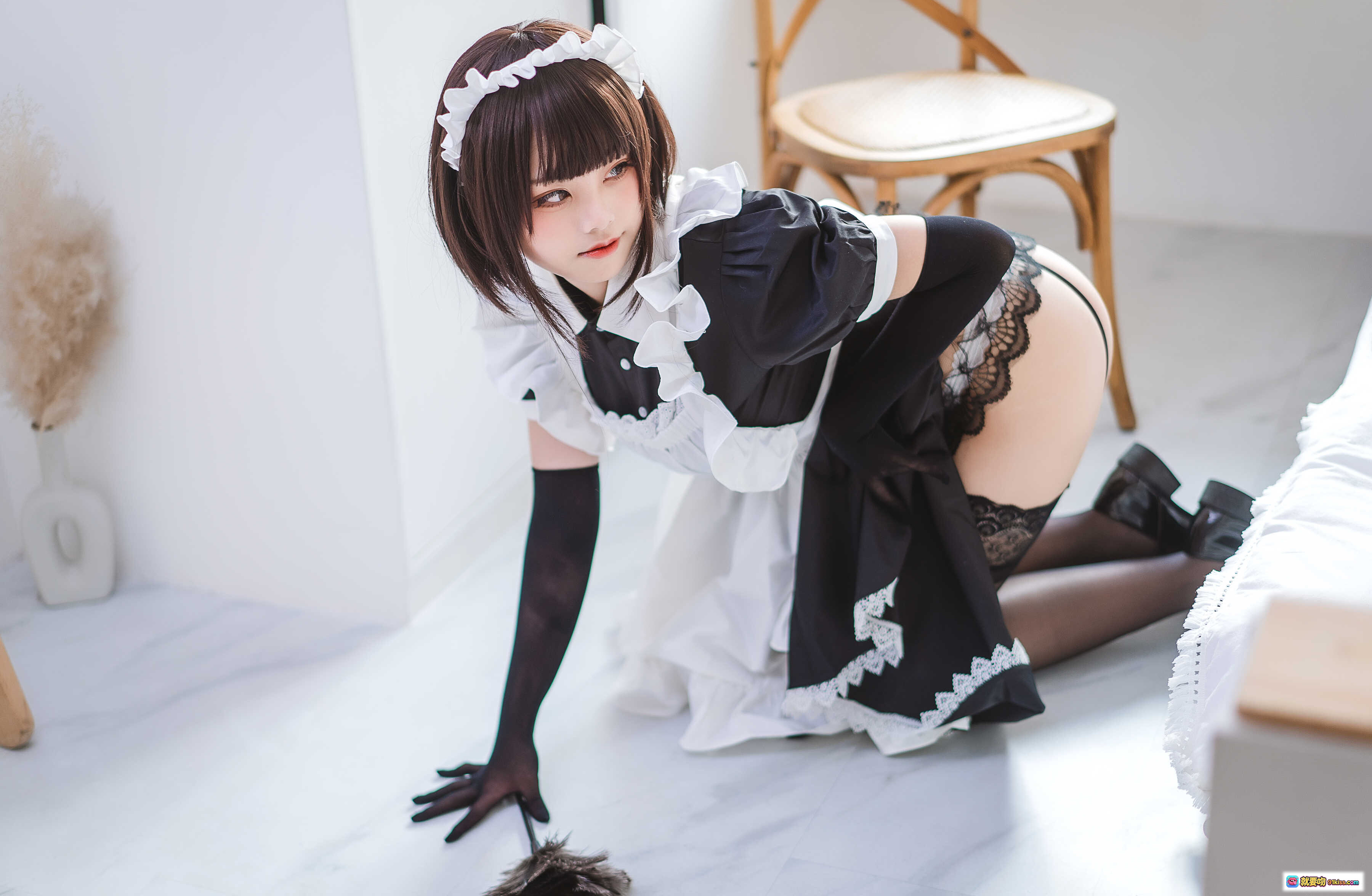 图片[7] - 蜜汁猫裘NO.059民宿女仆写真｜黑白色女仆装+蕾丝吊袜带+窗边逆光美拍｜50P高清图集 - 就要吻