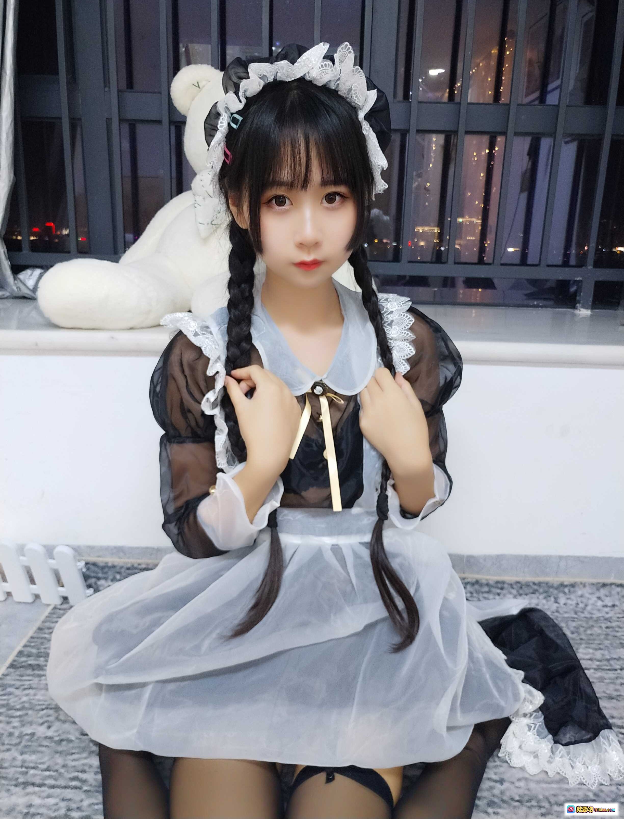图片[8] - 萌芽儿o0 NO.004 透明女仆装自拍写真 26P高清美图 黑白蕾丝洛丽塔风格 双马尾少女萌系穿搭 室内夜景窗边拍摄 - 就要吻