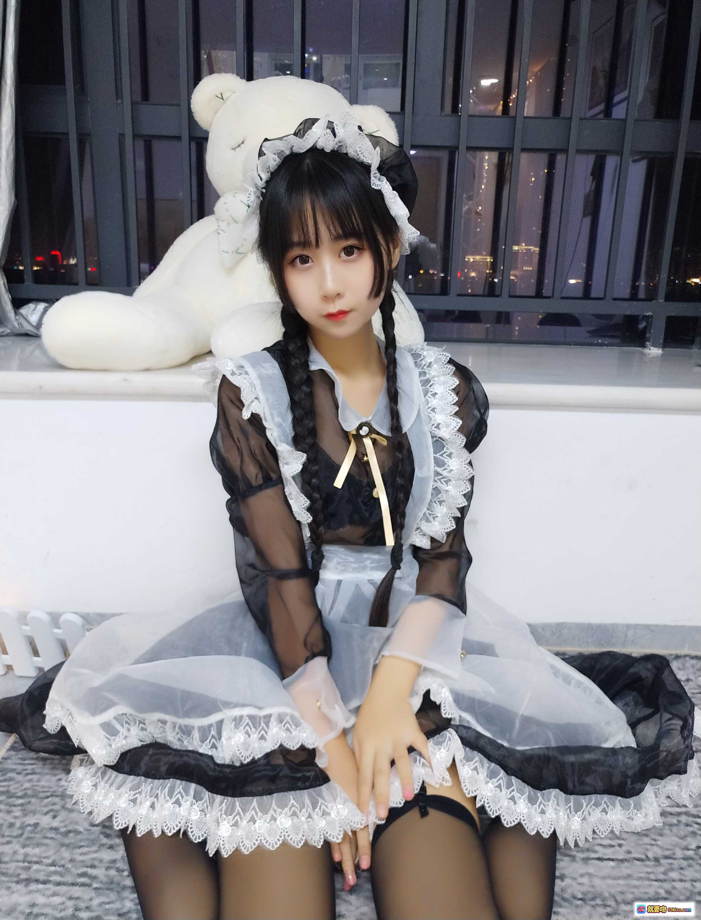 萌芽儿o0 NO.004 透明女仆装自拍写真 26P高清美图 黑白蕾丝洛丽塔风格 双马尾少女萌系穿搭 室内夜景窗边拍摄 - 就要吻