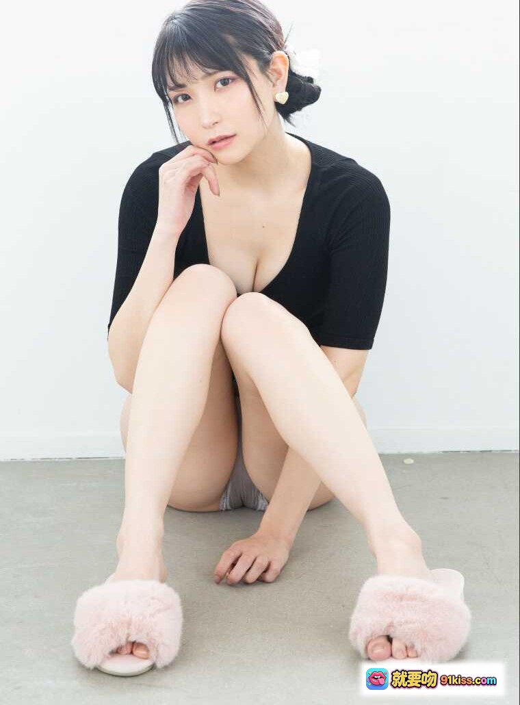 图片[1] - あまつ様フェチグラビア「昼夢のフェティッシュ」美麗版32P｜黒トップス×ピンクファー靴下座りポーズ｜セクシー＆清楚系アイドル写真集 - 就要吻