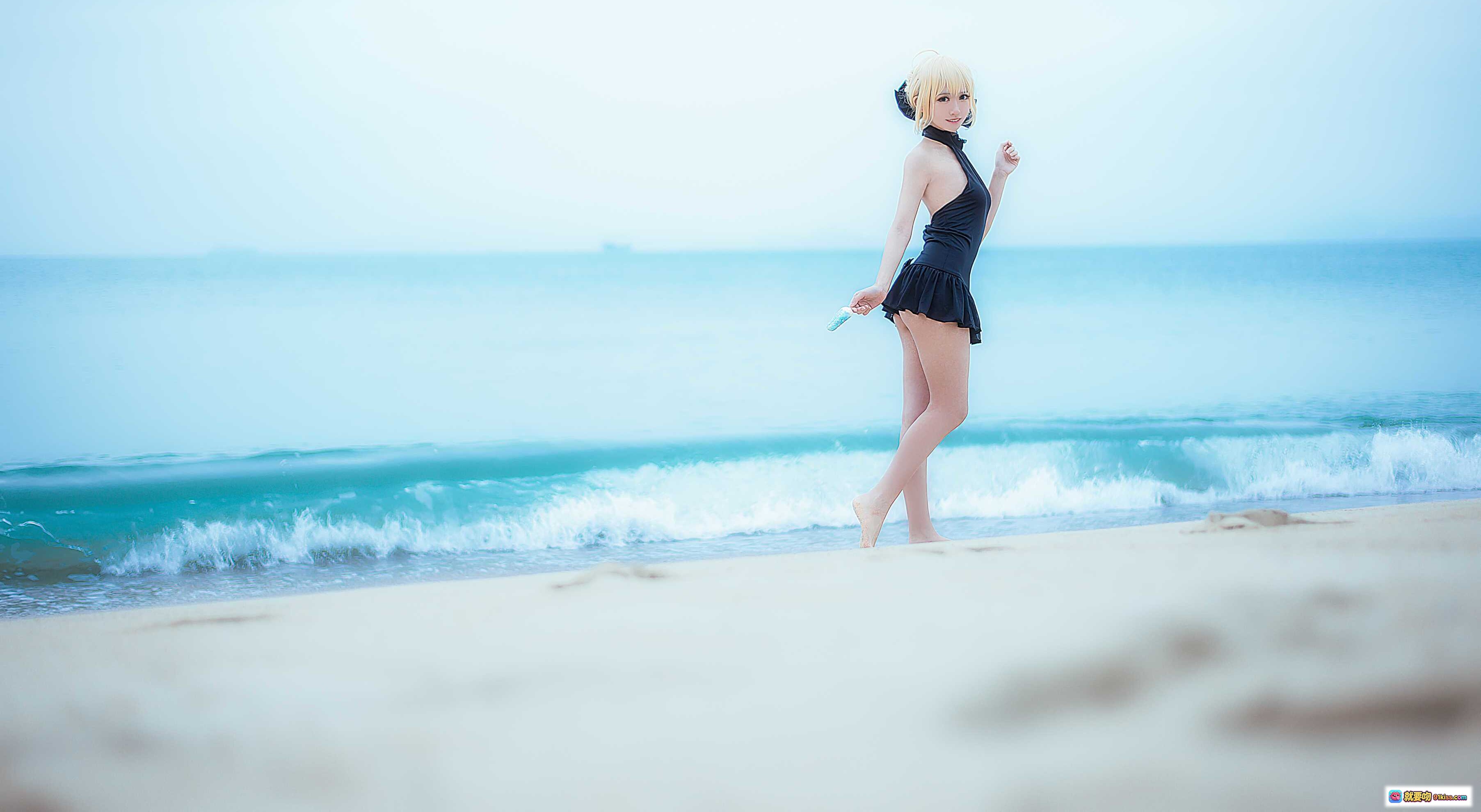 图片[4] - 鳗鱼霏儿NO.001 King of Knight海边Cosplay写真｜黑裙少女跪沙持冰棒｜清新海景人像摄影 - 就要吻
