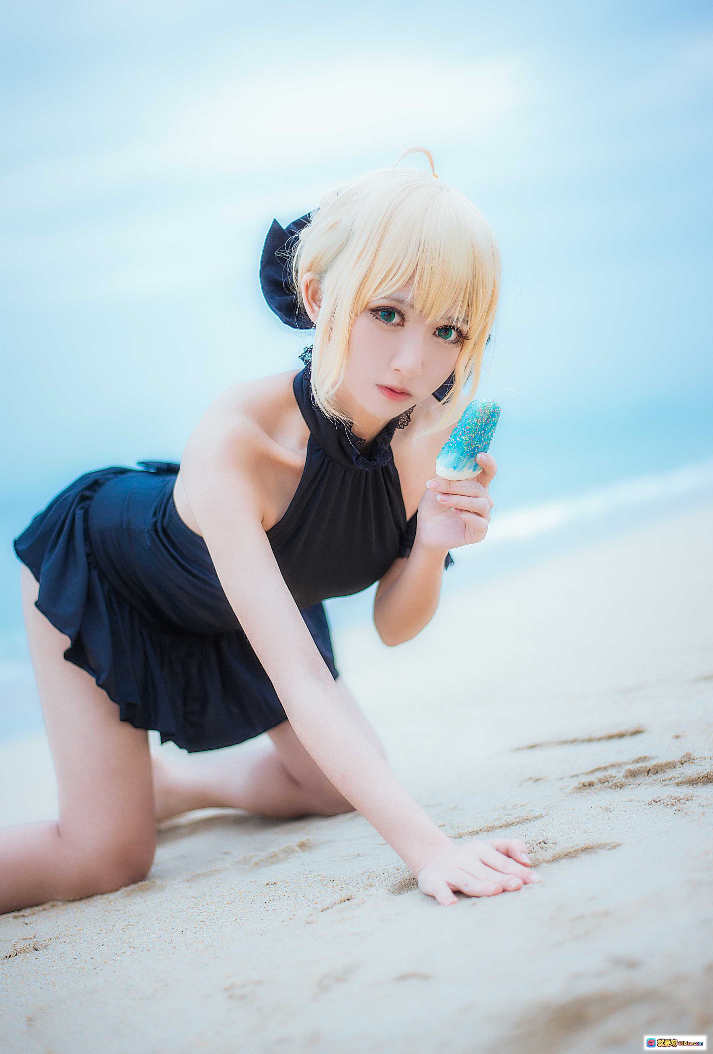 图片[5] - 鳗鱼霏儿NO.001 King of Knight海边Cosplay写真｜黑裙少女跪沙持冰棒｜清新海景人像摄影 - 就要吻