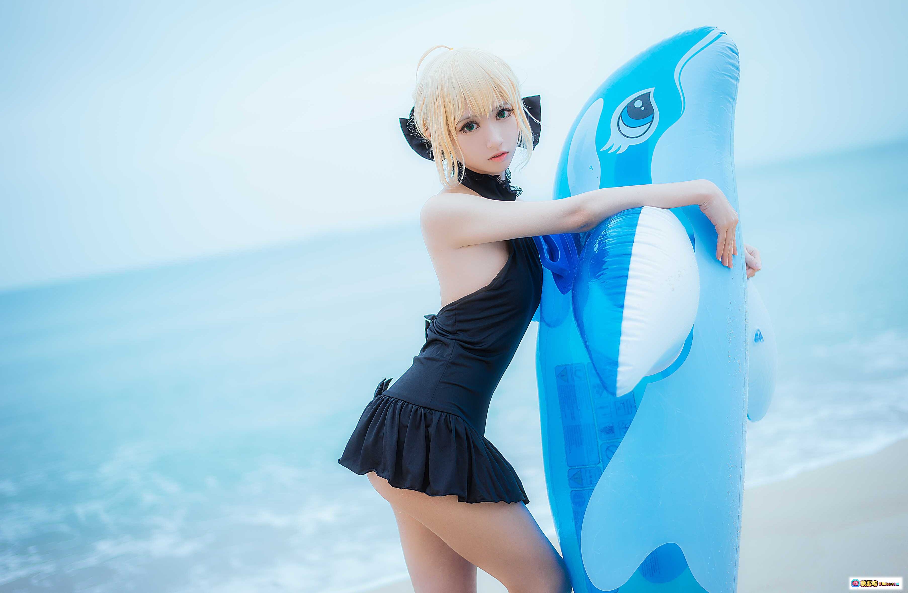 图片[9] - 鳗鱼霏儿NO.001 King of Knight海边Cosplay写真｜黑裙少女跪沙持冰棒｜清新海景人像摄影 - 就要吻
