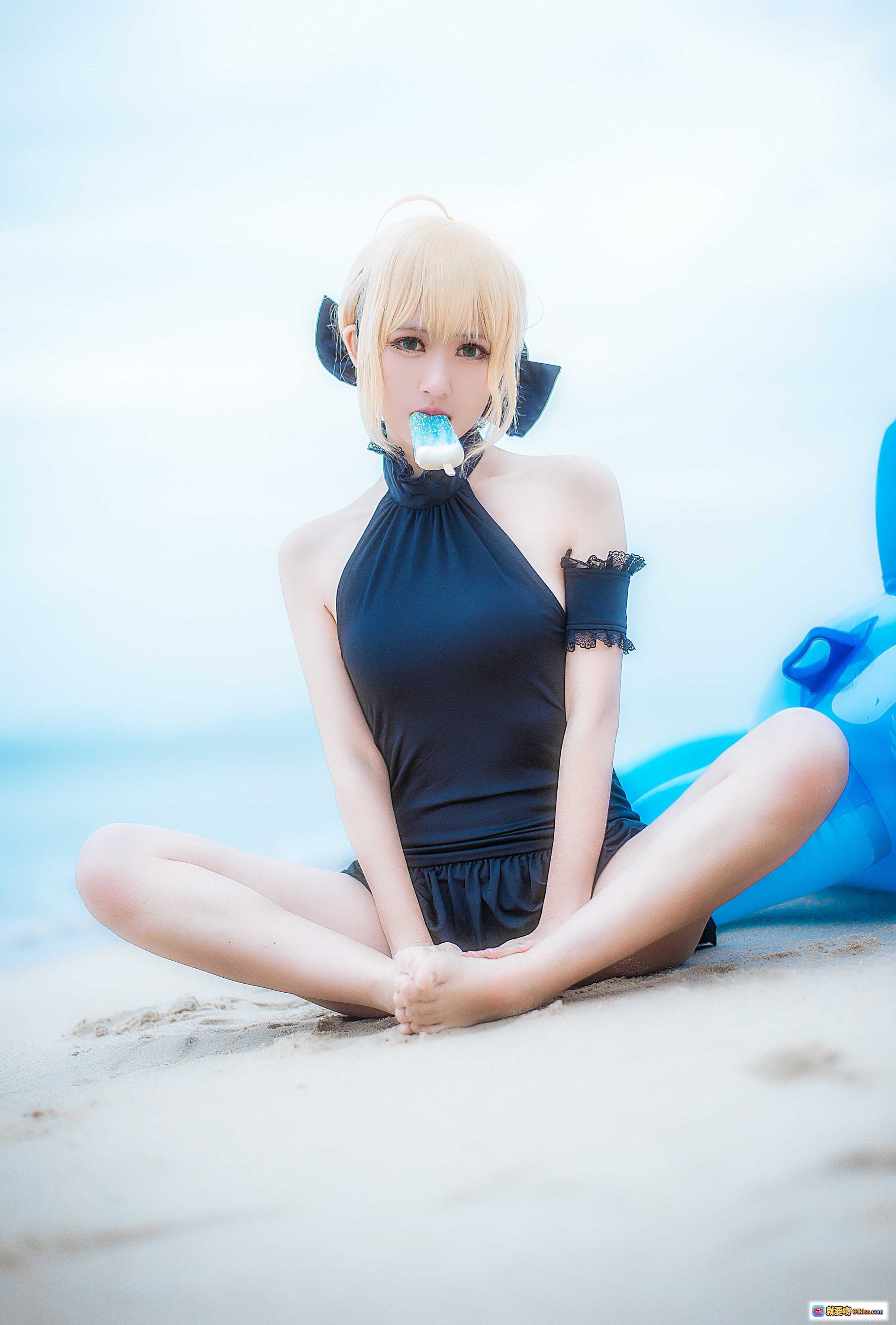 图片[6] - 鳗鱼霏儿NO.001 King of Knight海边Cosplay写真｜黑裙少女跪沙持冰棒｜清新海景人像摄影 - 就要吻