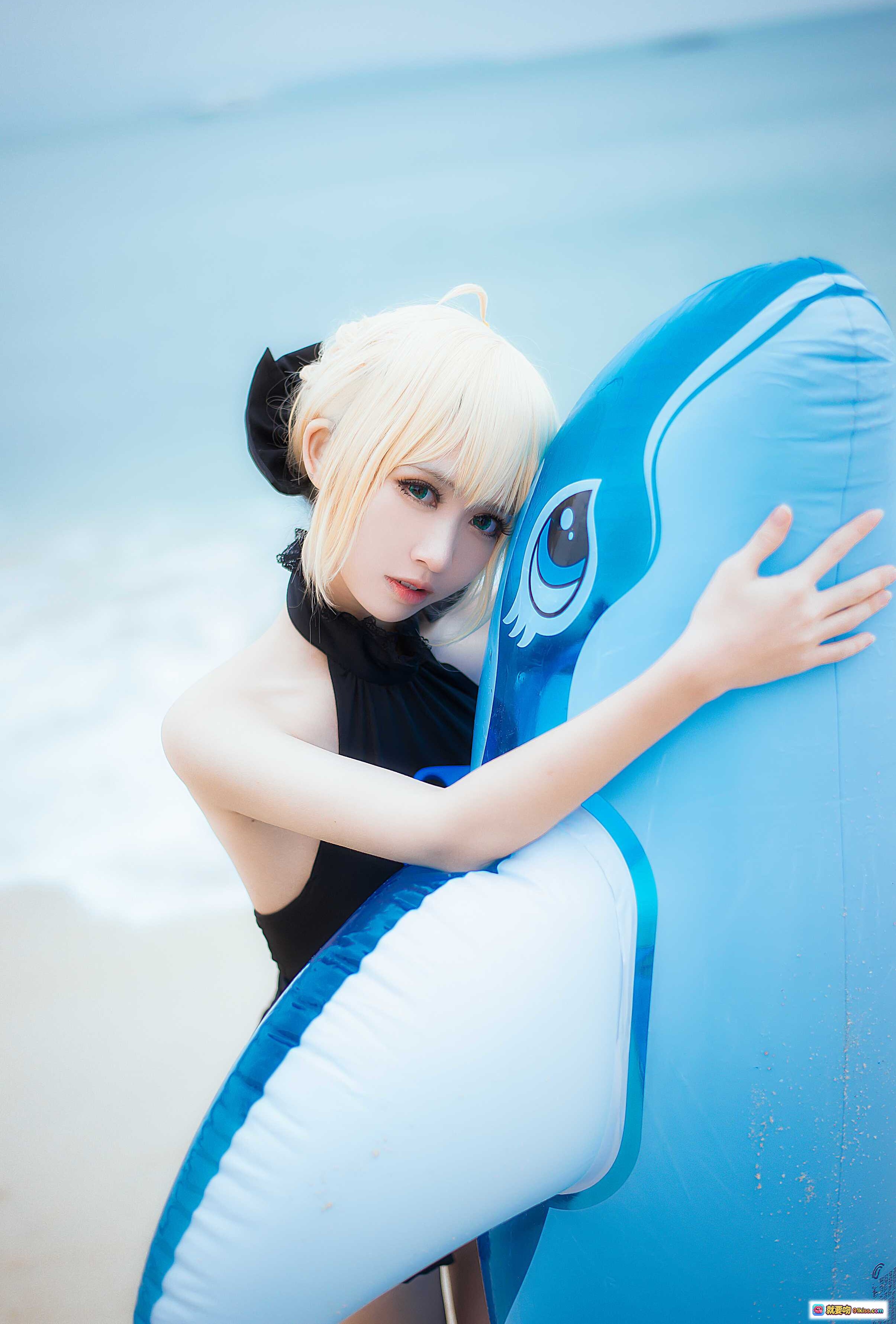 图片[8] - 鳗鱼霏儿NO.001 King of Knight海边Cosplay写真｜黑裙少女跪沙持冰棒｜清新海景人像摄影 - 就要吻