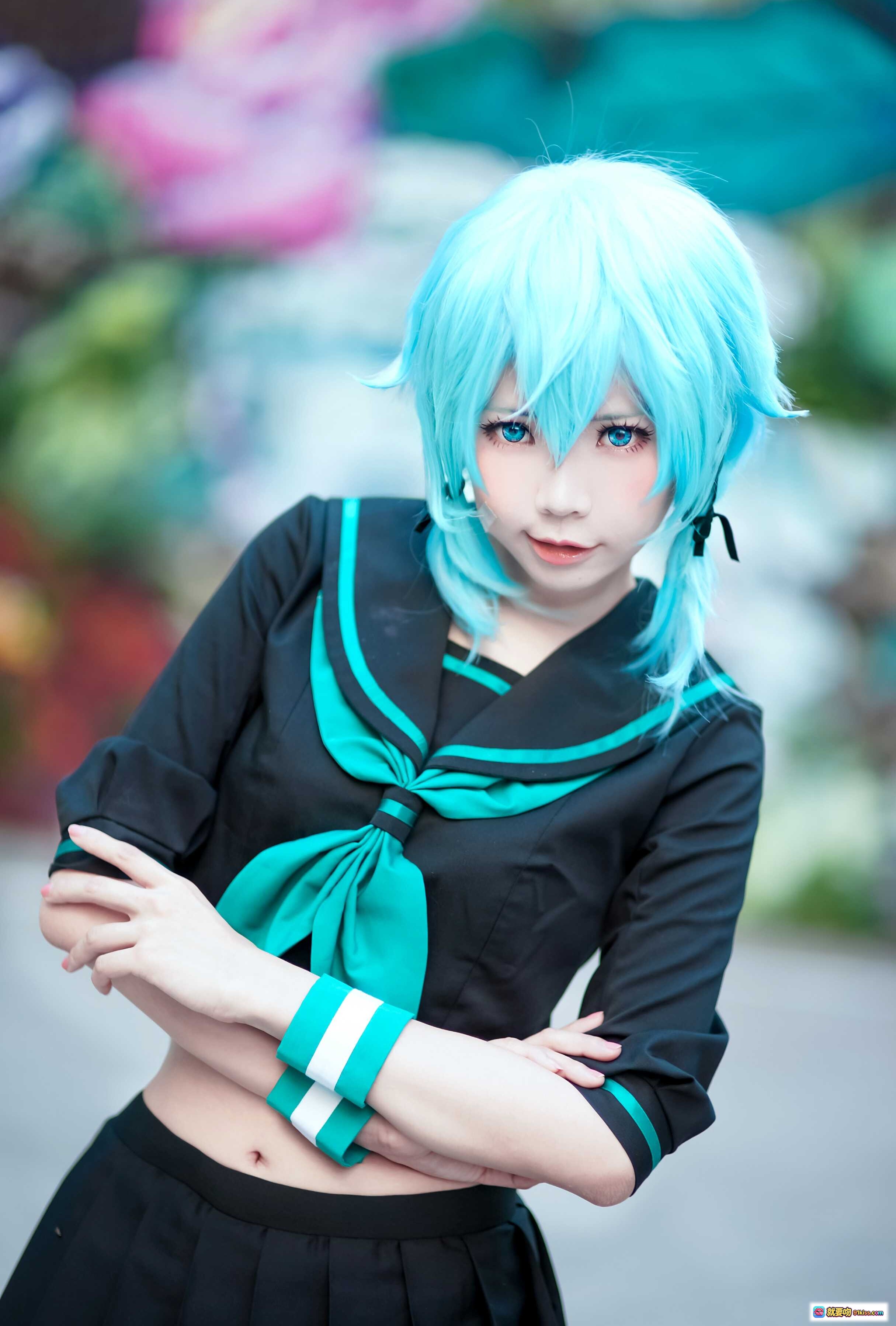 图片[1] - ElyEE子NO.024蓝发少女cosplay黑绿水手服造型清新甜美双臂交叉姿势写真 - 就要吻