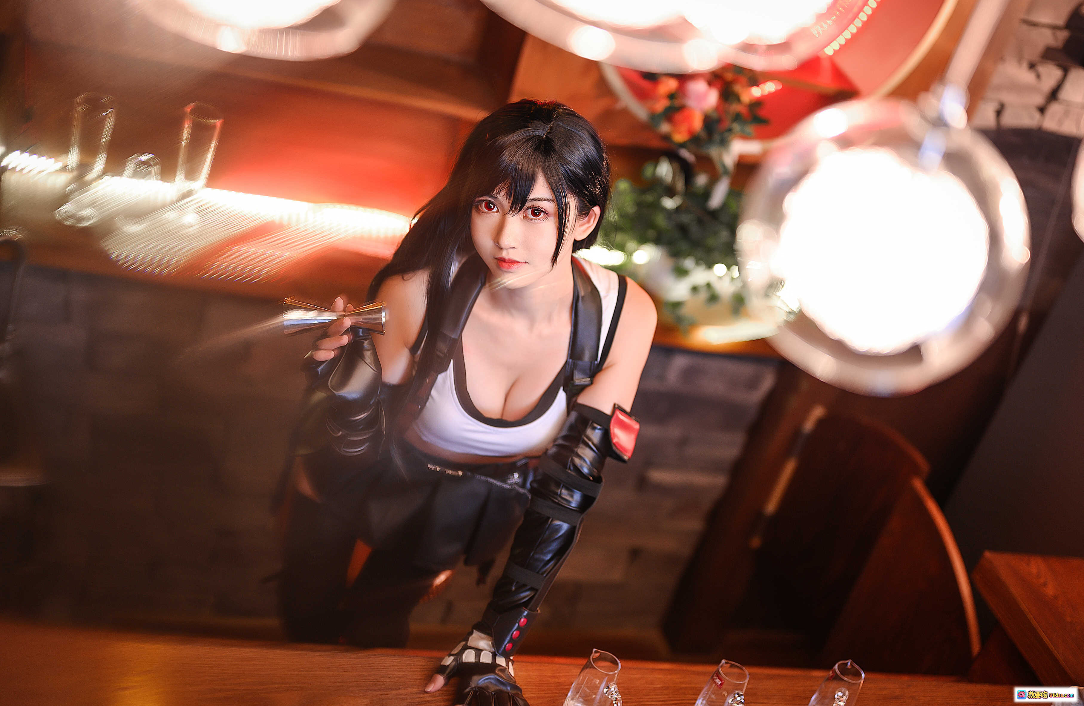 图片[2] - 鳗鱼霏儿NO.082蒂法战斗服Cosplay写真 黑丝红靴性感坐姿酒吧背景41P高清图集 - 就要吻