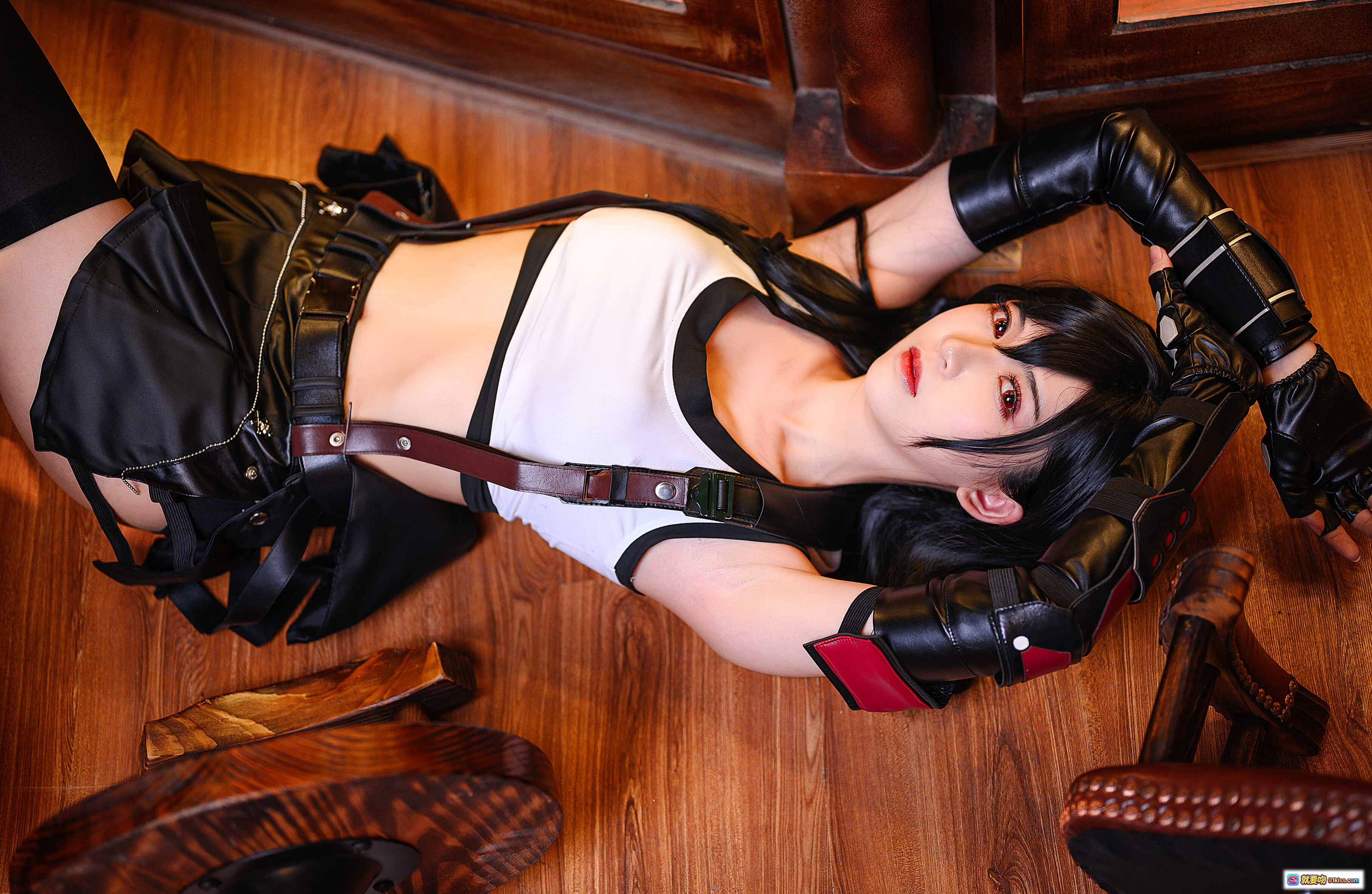 图片[7] - 鳗鱼霏儿NO.082蒂法战斗服Cosplay写真 黑丝红靴性感坐姿酒吧背景41P高清图集 - 就要吻