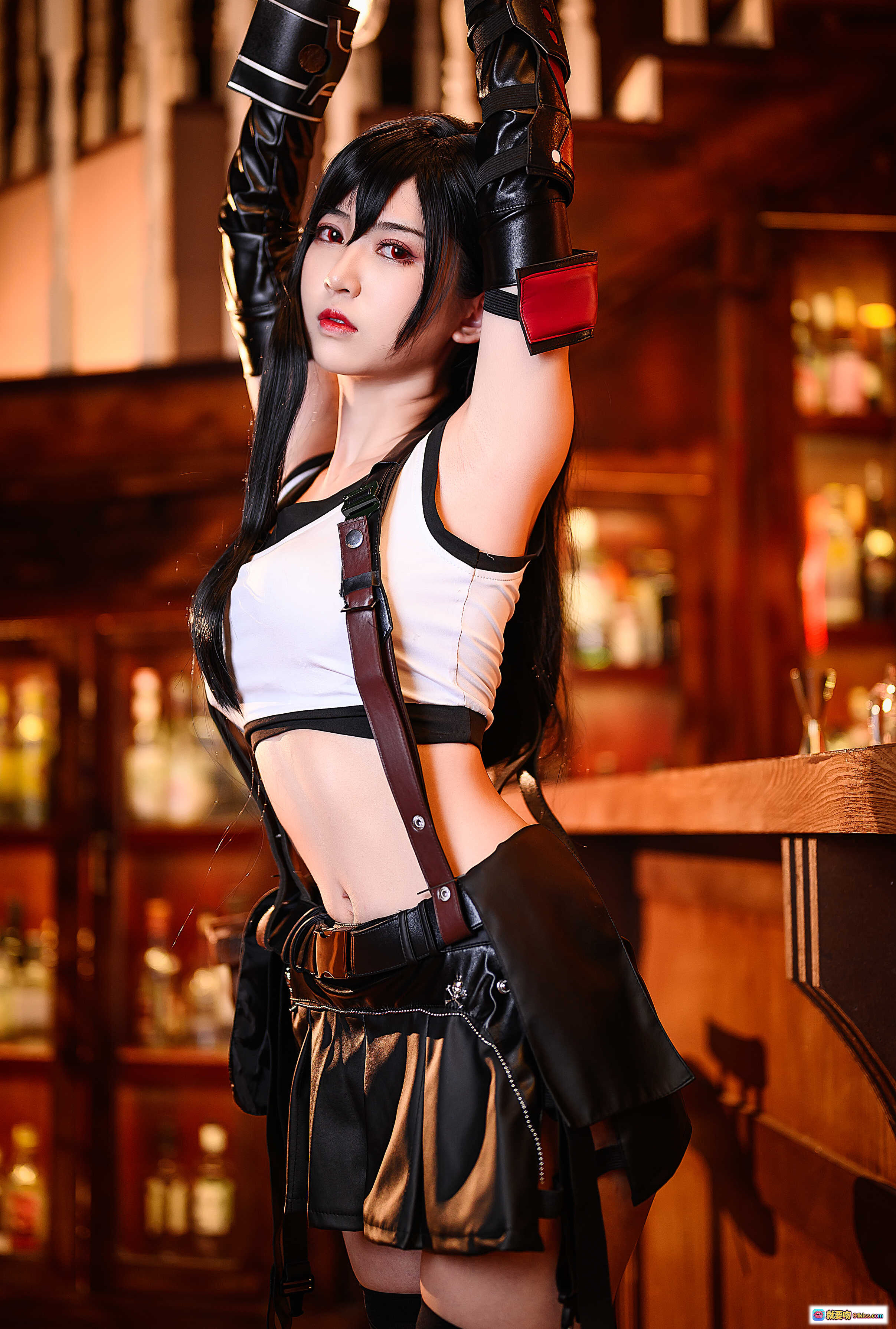 图片[4] - 鳗鱼霏儿NO.082蒂法战斗服Cosplay写真 黑丝红靴性感坐姿酒吧背景41P高清图集 - 就要吻