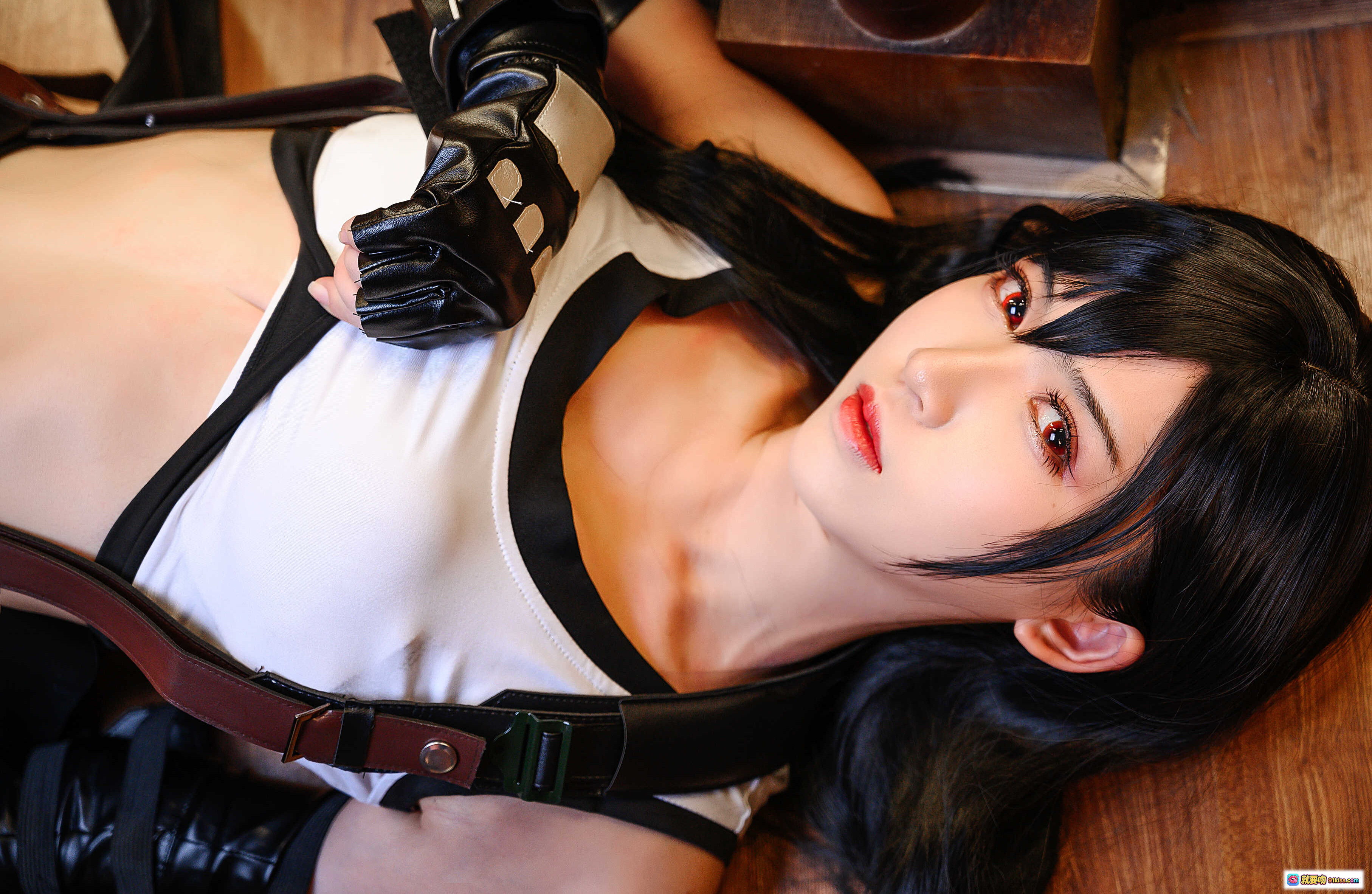 图片[6] - 鳗鱼霏儿NO.082蒂法战斗服Cosplay写真 黑丝红靴性感坐姿酒吧背景41P高清图集 - 就要吻