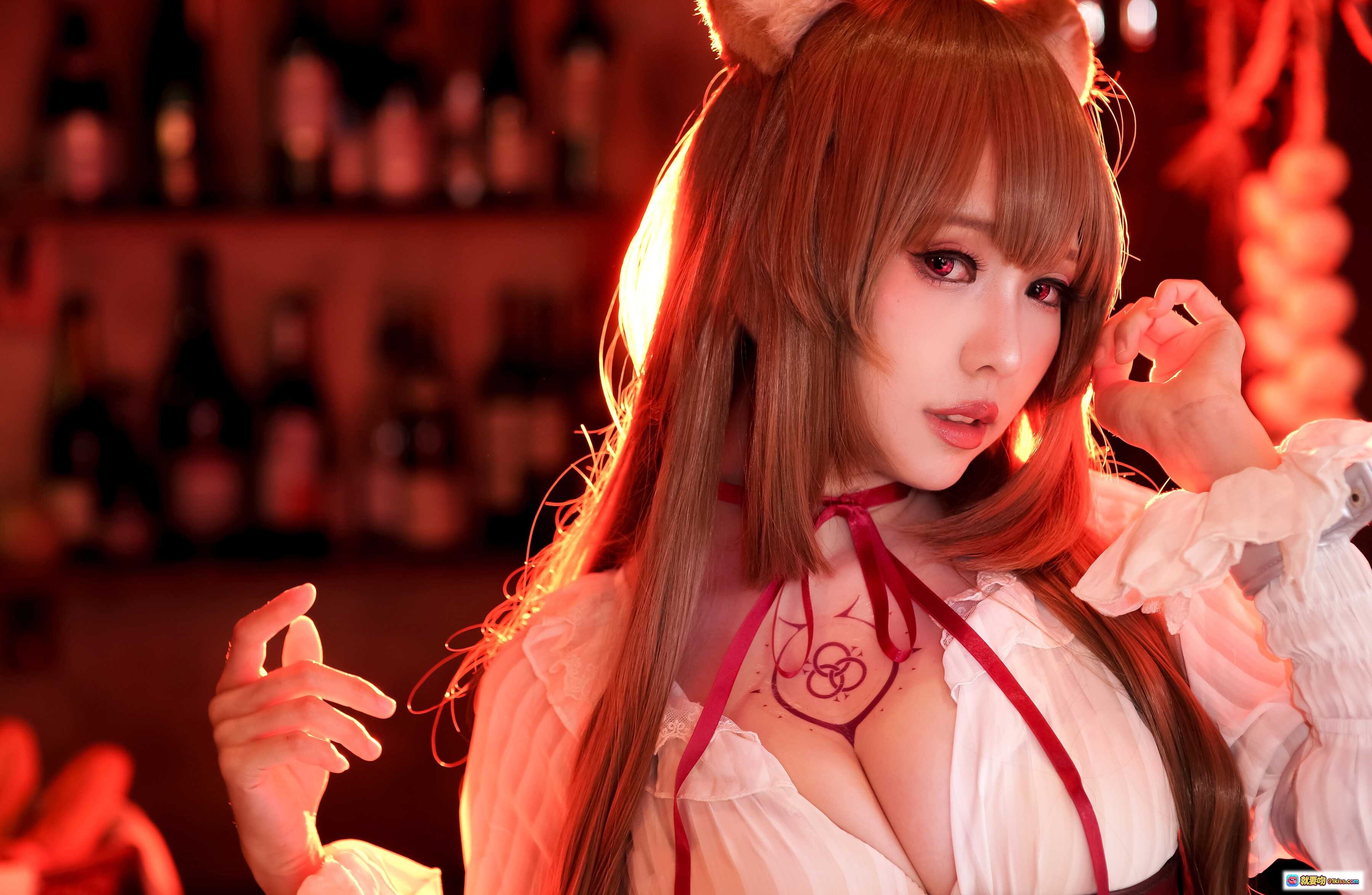 图片[2] - ElyEE子 NO.053 猫耳女仆装 Cosplay 写真 白色蕾丝裙 棕色束腰 酒杯道具 温馨酒窖氛围 甜美性感风格 - 就要吻