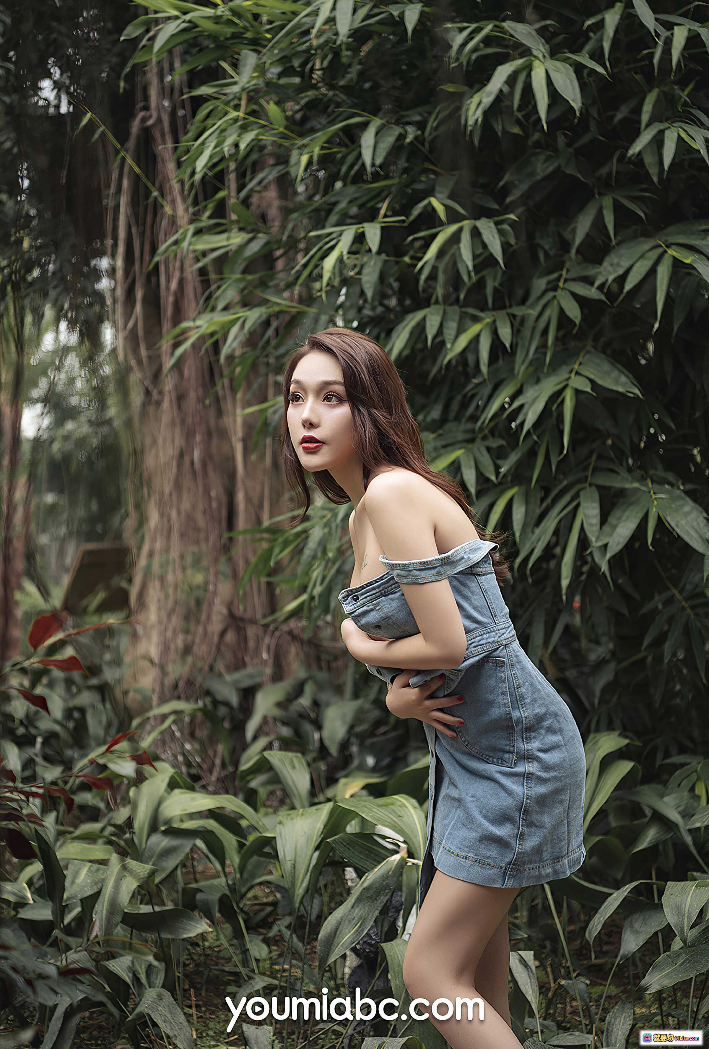 图片[2] - 陈圆圆自然芬芳写真｜YouMi尤蜜2020.06.18森林绿植清新美拍｜牛仔短装性感姿态｜户外花园摄影精选 - 就要吻