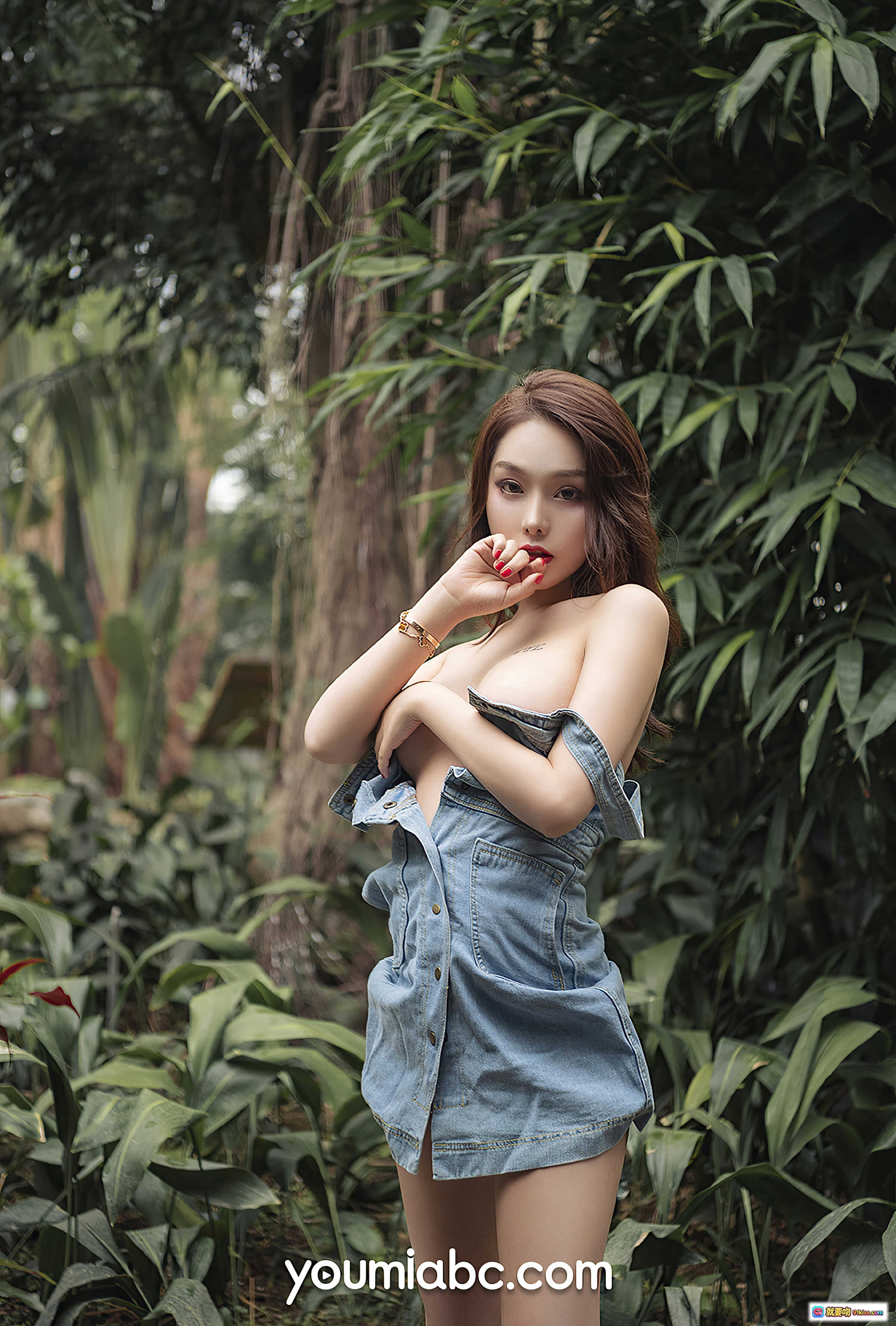 图片[10] - 陈圆圆自然芬芳写真｜YouMi尤蜜2020.06.18森林绿植清新美拍｜牛仔短装性感姿态｜户外花园摄影精选 - 就要吻