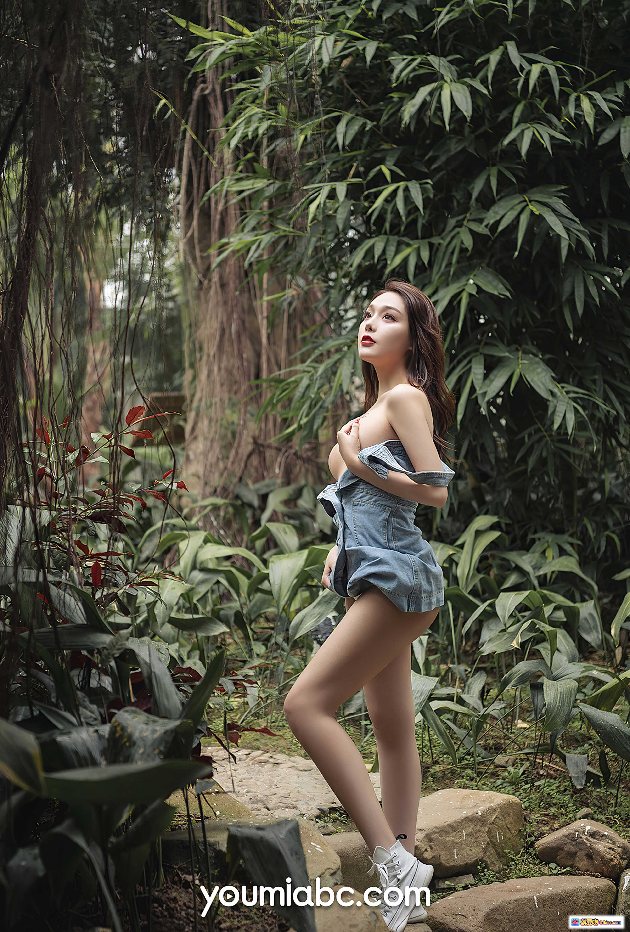 图片[1] - 陈圆圆自然芬芳写真｜YouMi尤蜜2020.06.18森林绿植清新美拍｜牛仔短装性感姿态｜户外花园摄影精选 - 就要吻