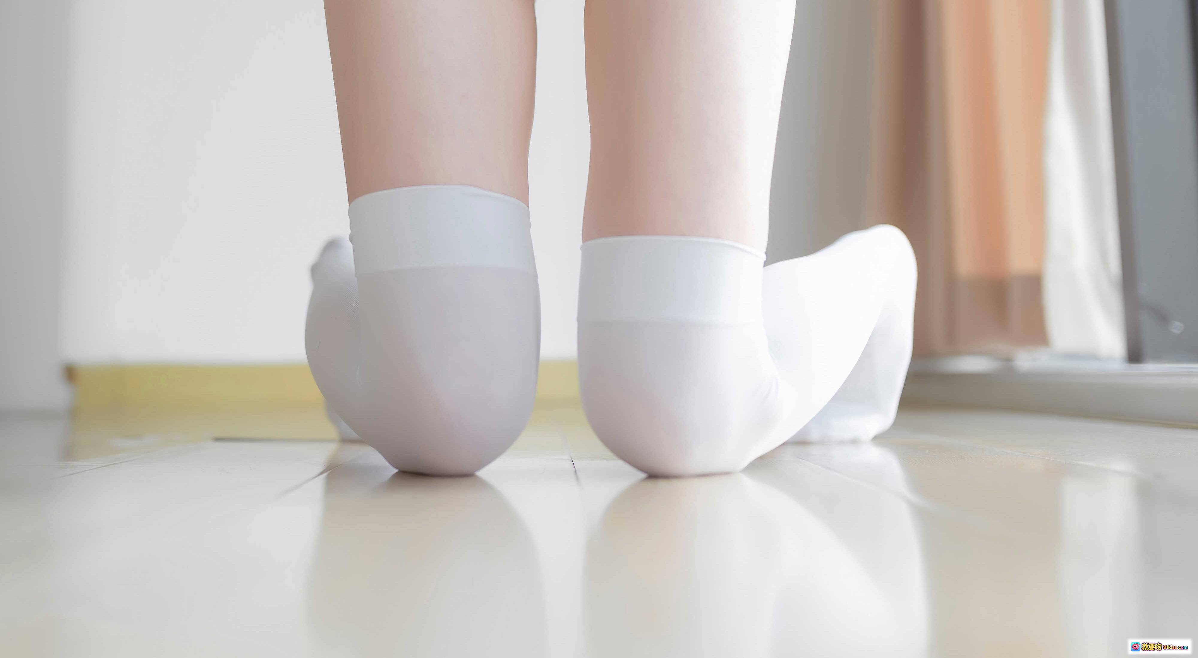 图片[5] - Kitaro绮太郎NO.012单马尾白裙少女床上写真40P高清美图 - 就要吻