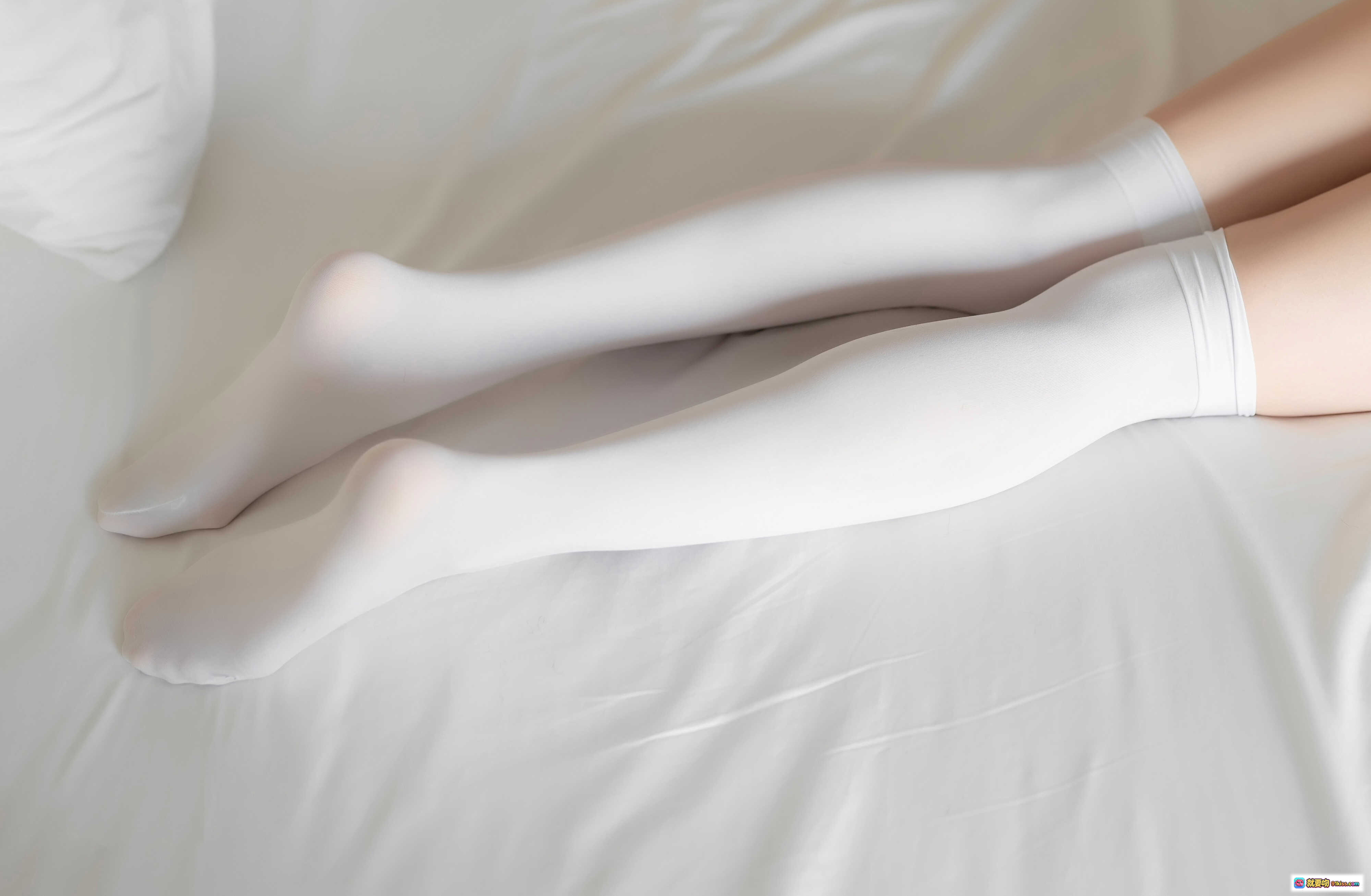 图片[4] - Kitaro绮太郎NO.012单马尾白裙少女床上写真40P高清美图 - 就要吻