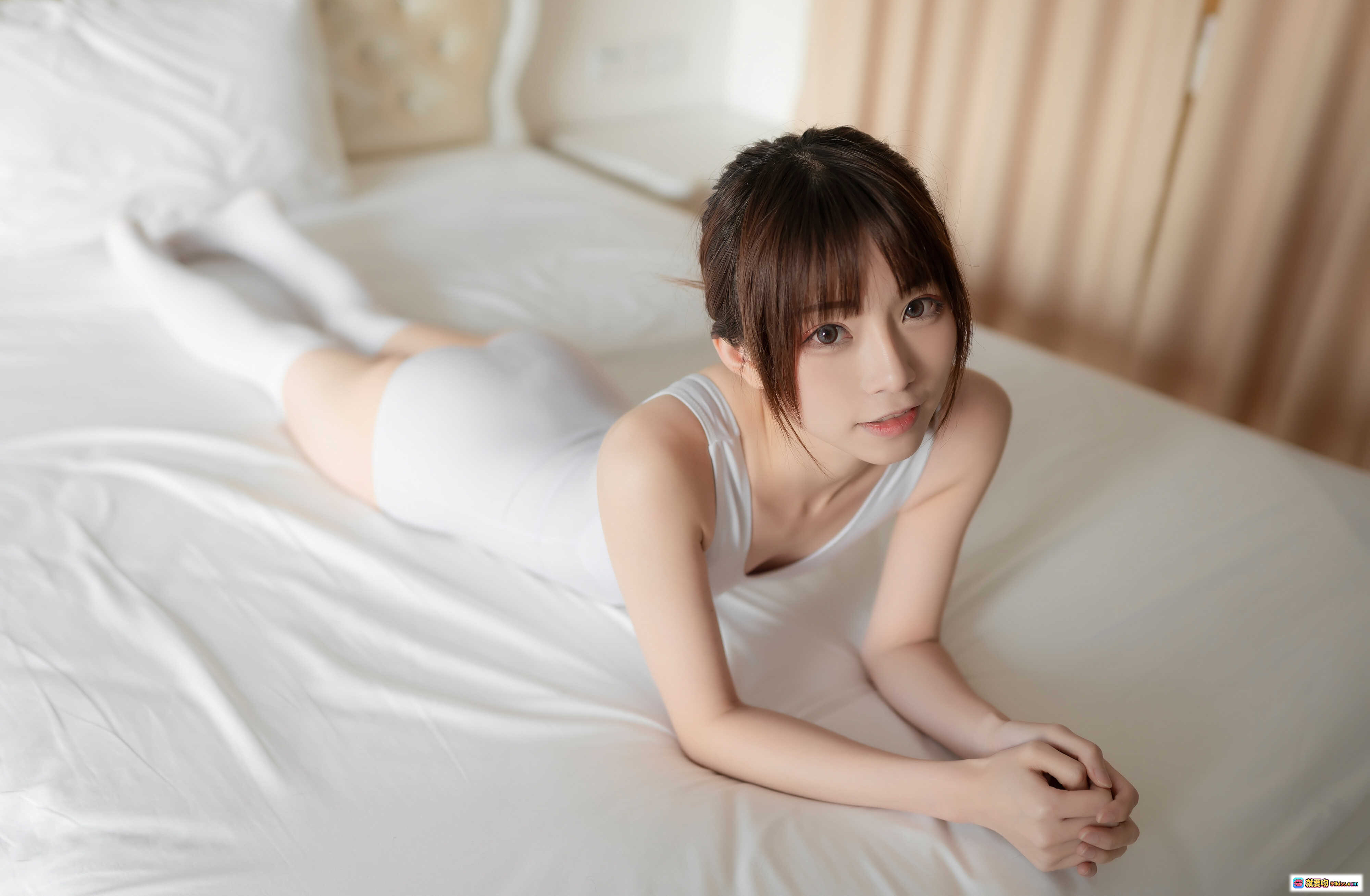 图片[8] - Kitaro绮太郎NO.012单马尾白裙少女床上写真40P高清美图 - 就要吻