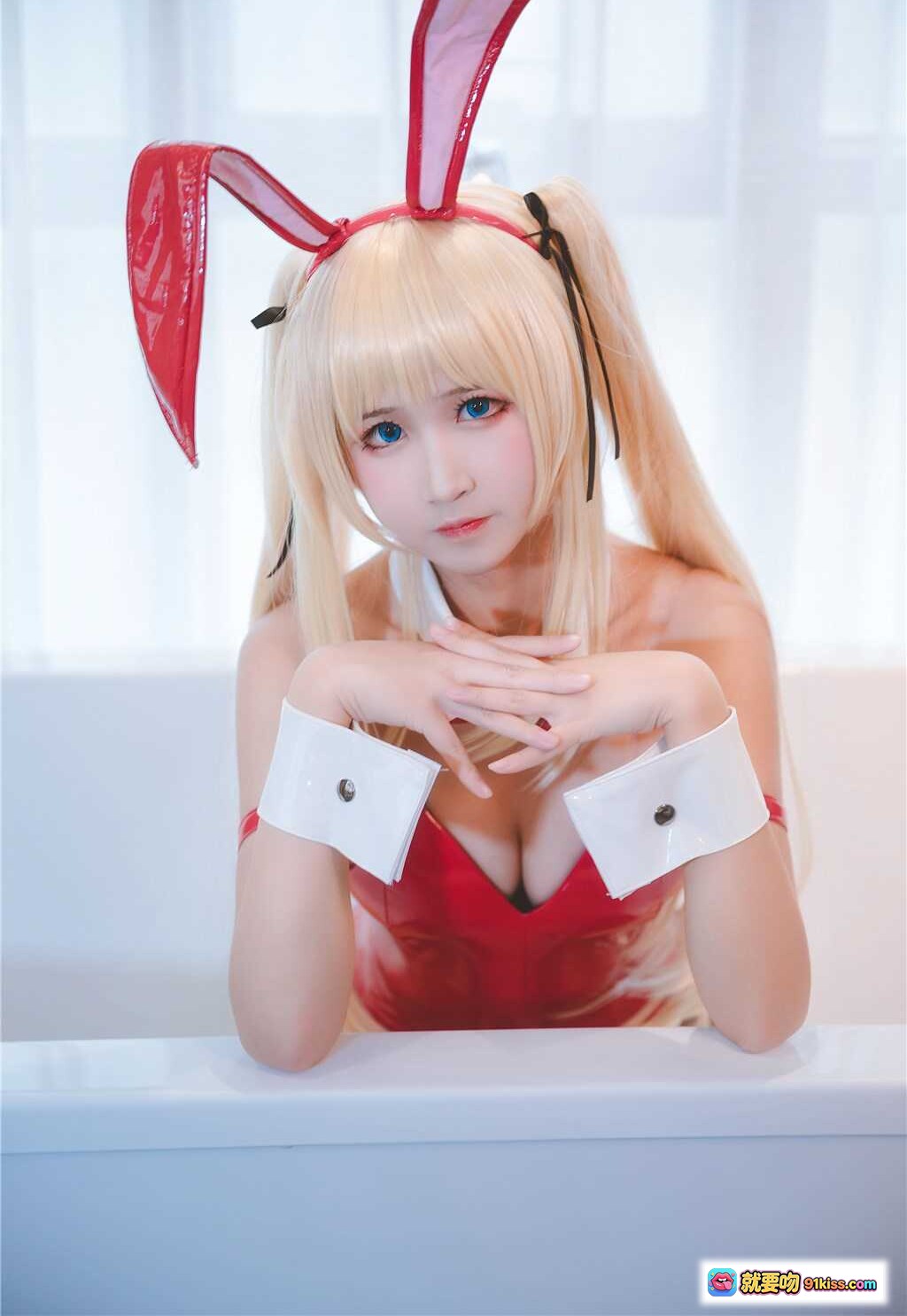 图片[1] - 三度_69 NO.037 兔女郎Cosplay写真｜金发双马尾+红兔耳+白袖扣+性感红裙｜40P高清美图 - 就要吻