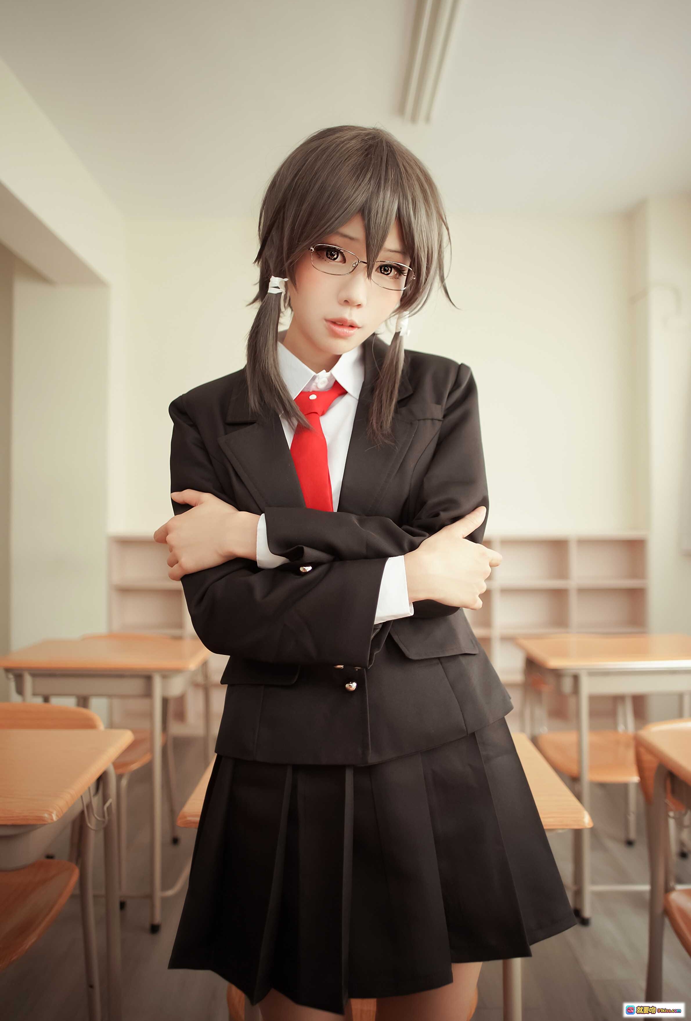 图片[4] - ElyEE子 NO.042 Cosplay写真｜校园风短发少女｜米色外套黑围巾｜玻璃幕墙背景｜清新日系风格 - 就要吻