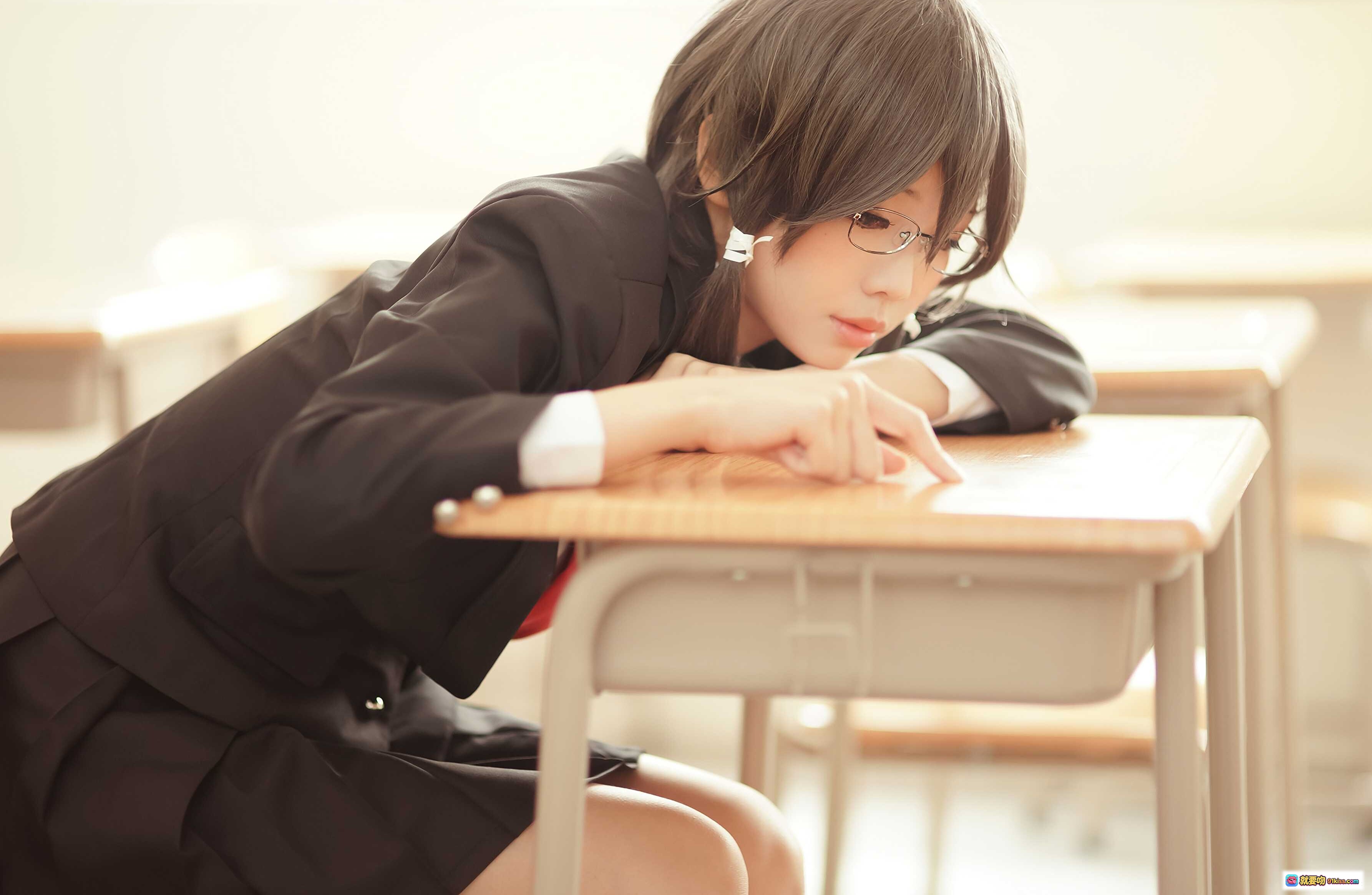 图片[5] - ElyEE子 NO.042 Cosplay写真｜校园风短发少女｜米色外套黑围巾｜玻璃幕墙背景｜清新日系风格 - 就要吻