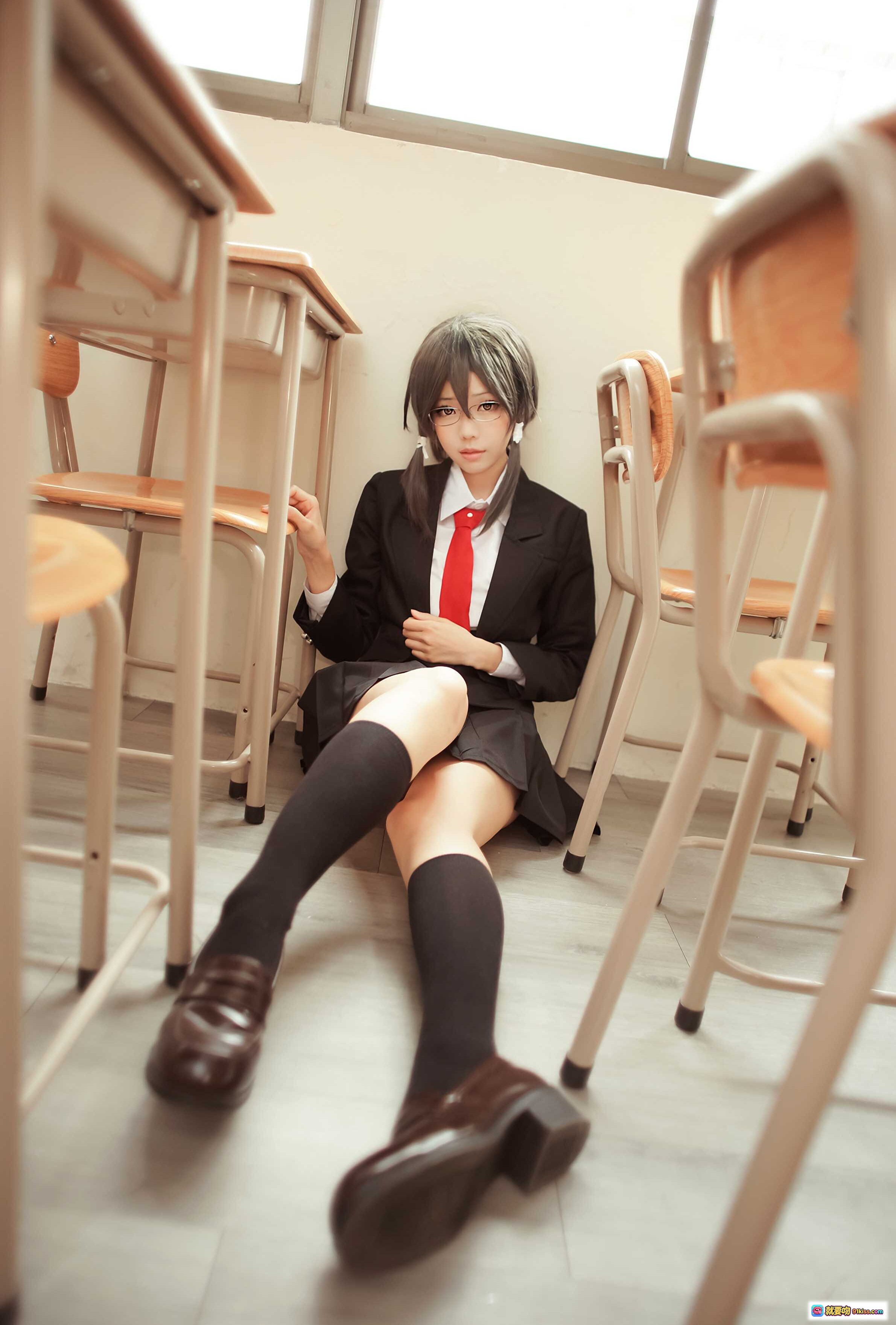 图片[9] - ElyEE子 NO.042 Cosplay写真｜校园风短发少女｜米色外套黑围巾｜玻璃幕墙背景｜清新日系风格 - 就要吻