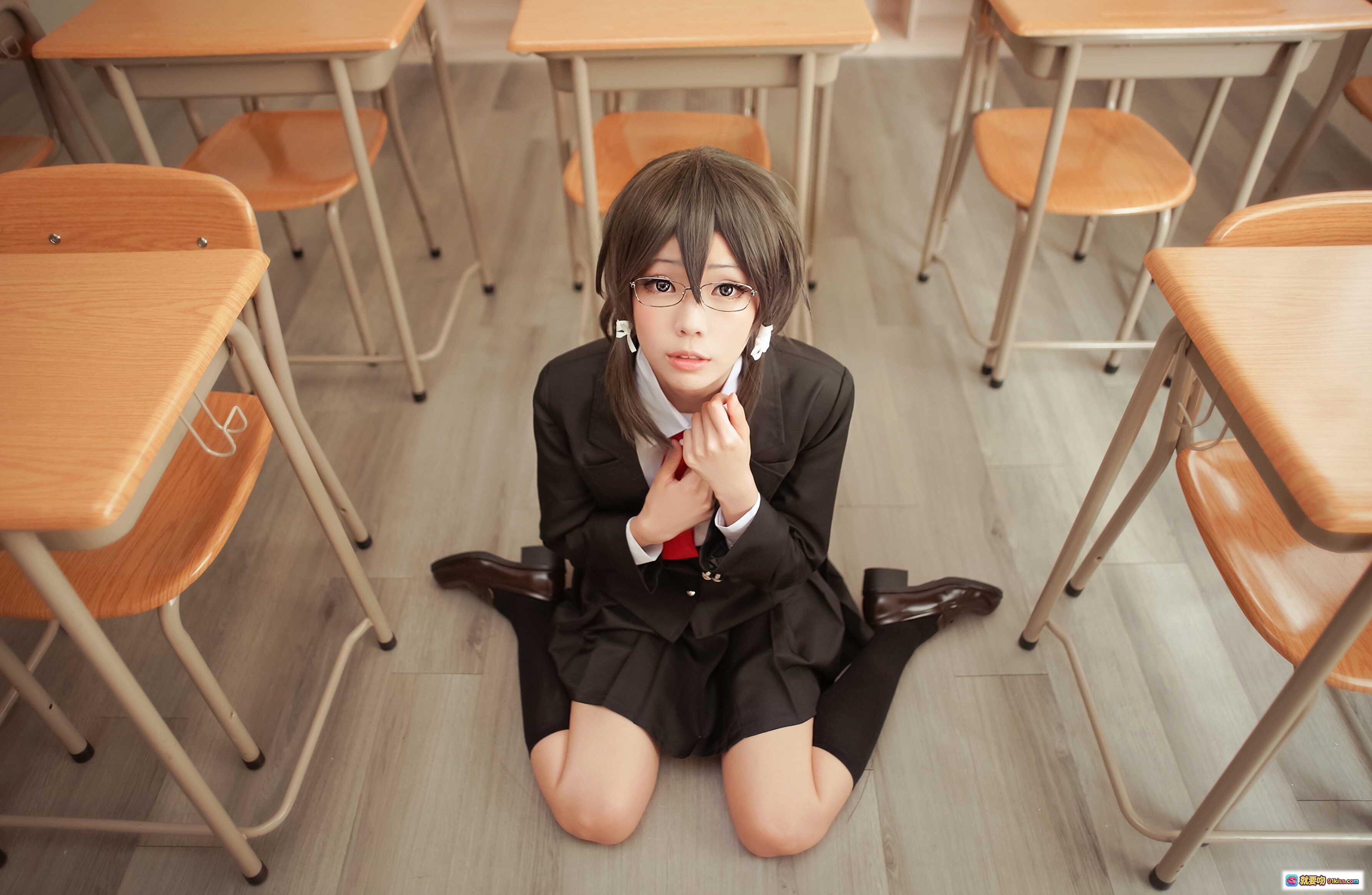 图片[10] - ElyEE子 NO.042 Cosplay写真｜校园风短发少女｜米色外套黑围巾｜玻璃幕墙背景｜清新日系风格 - 就要吻