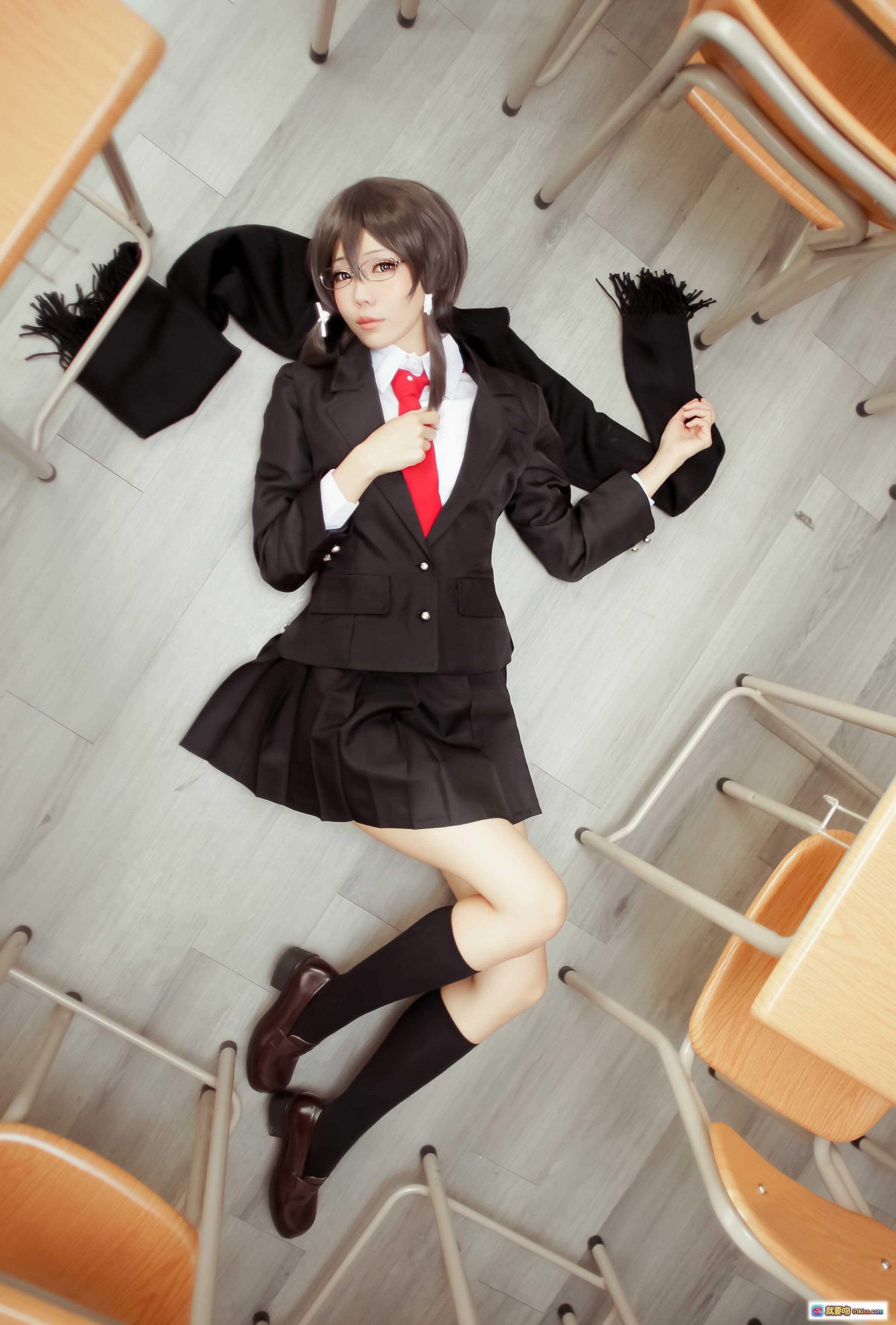 图片[8] - ElyEE子 NO.042 Cosplay写真｜校园风短发少女｜米色外套黑围巾｜玻璃幕墙背景｜清新日系风格 - 就要吻